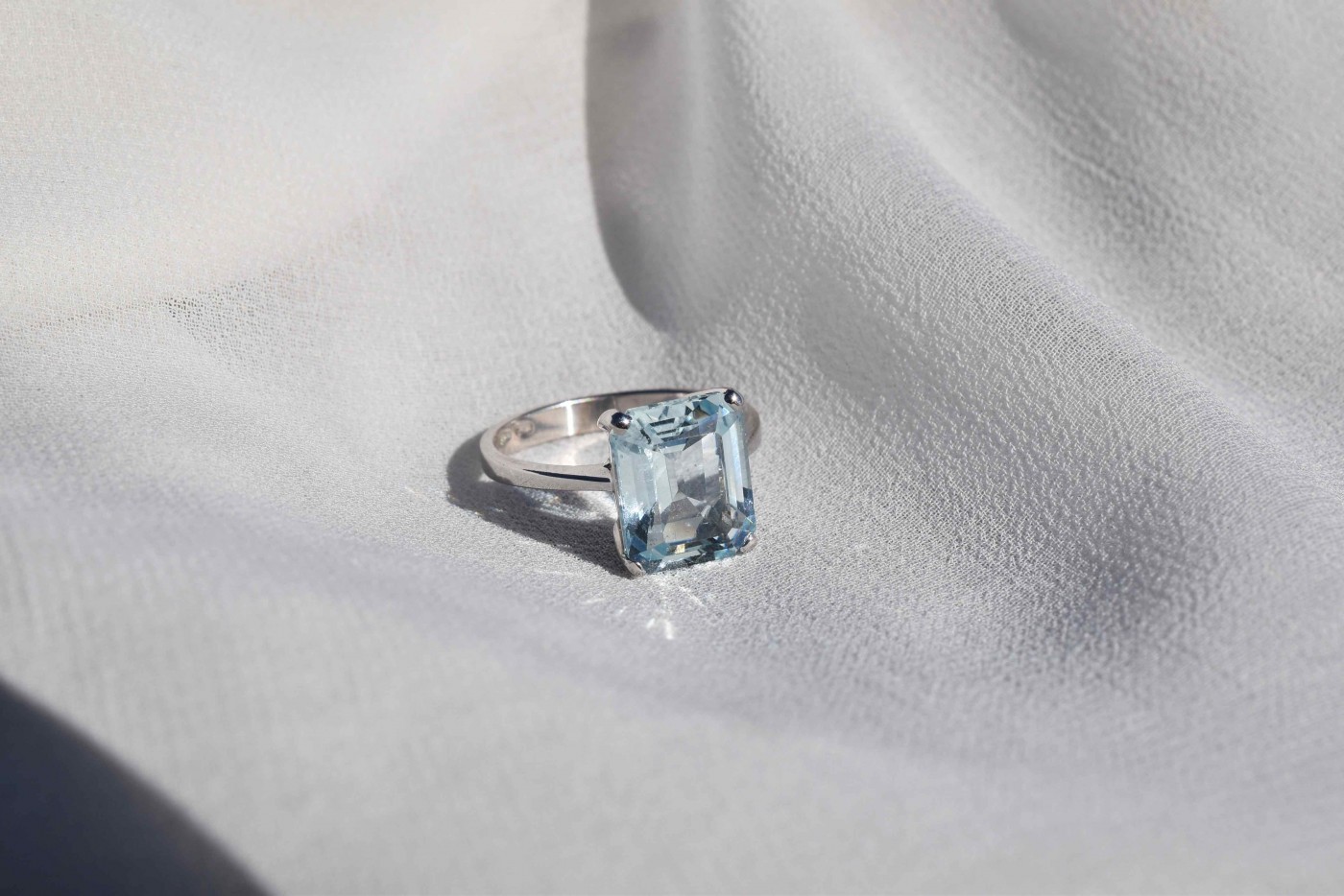 Anello acquamarina a taglio smeraldo da 1,80 ct