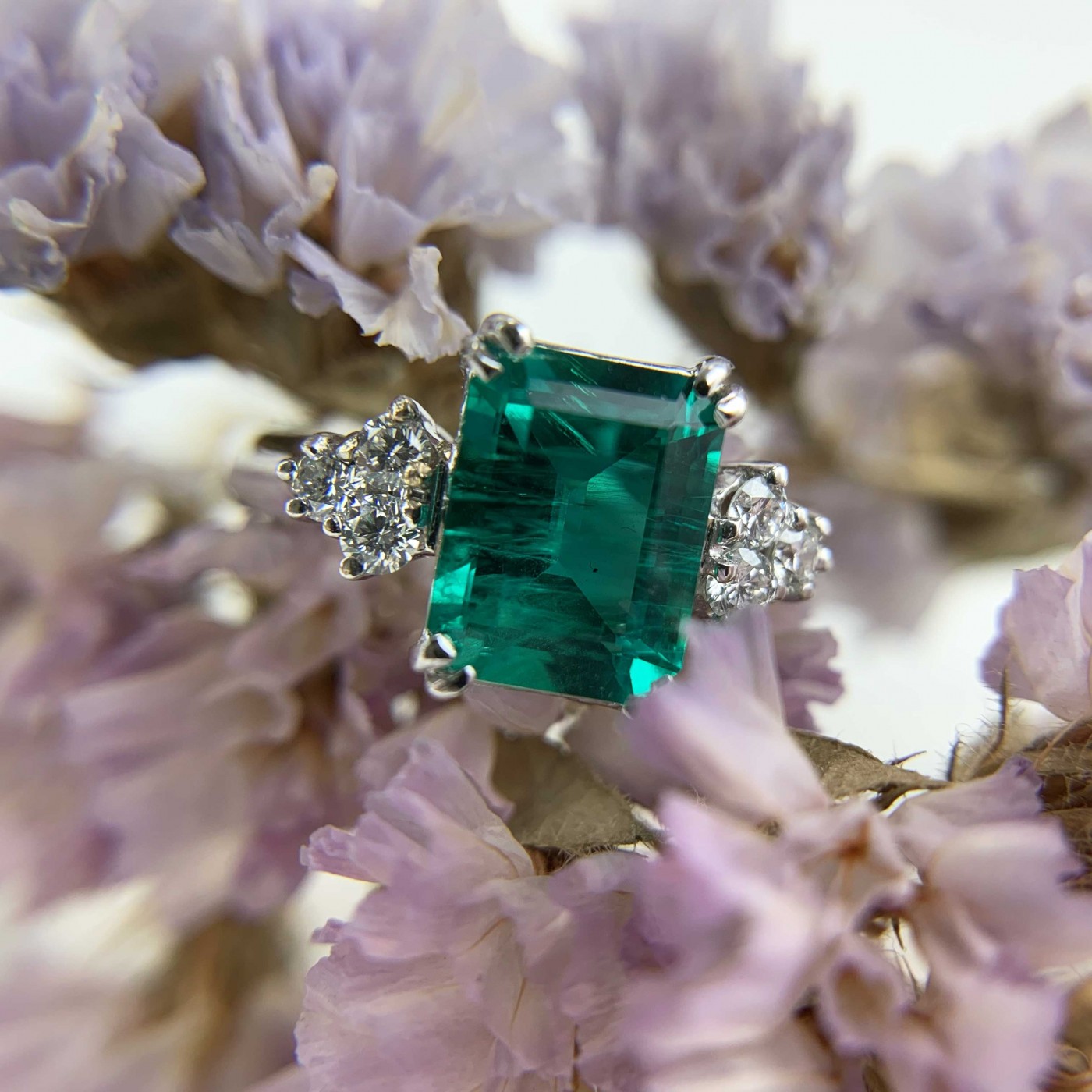 Anello smeraldite rettangolare e brillanti
