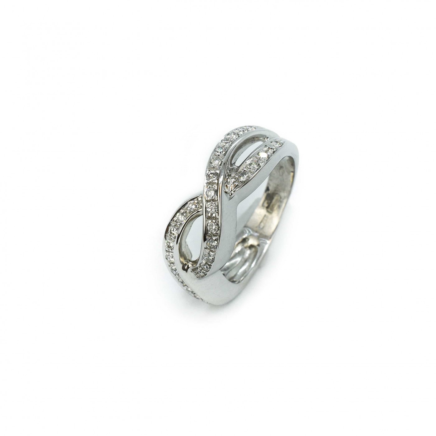 Anello infinito in oro bianco 18 ct e diamanti a taglio brillante