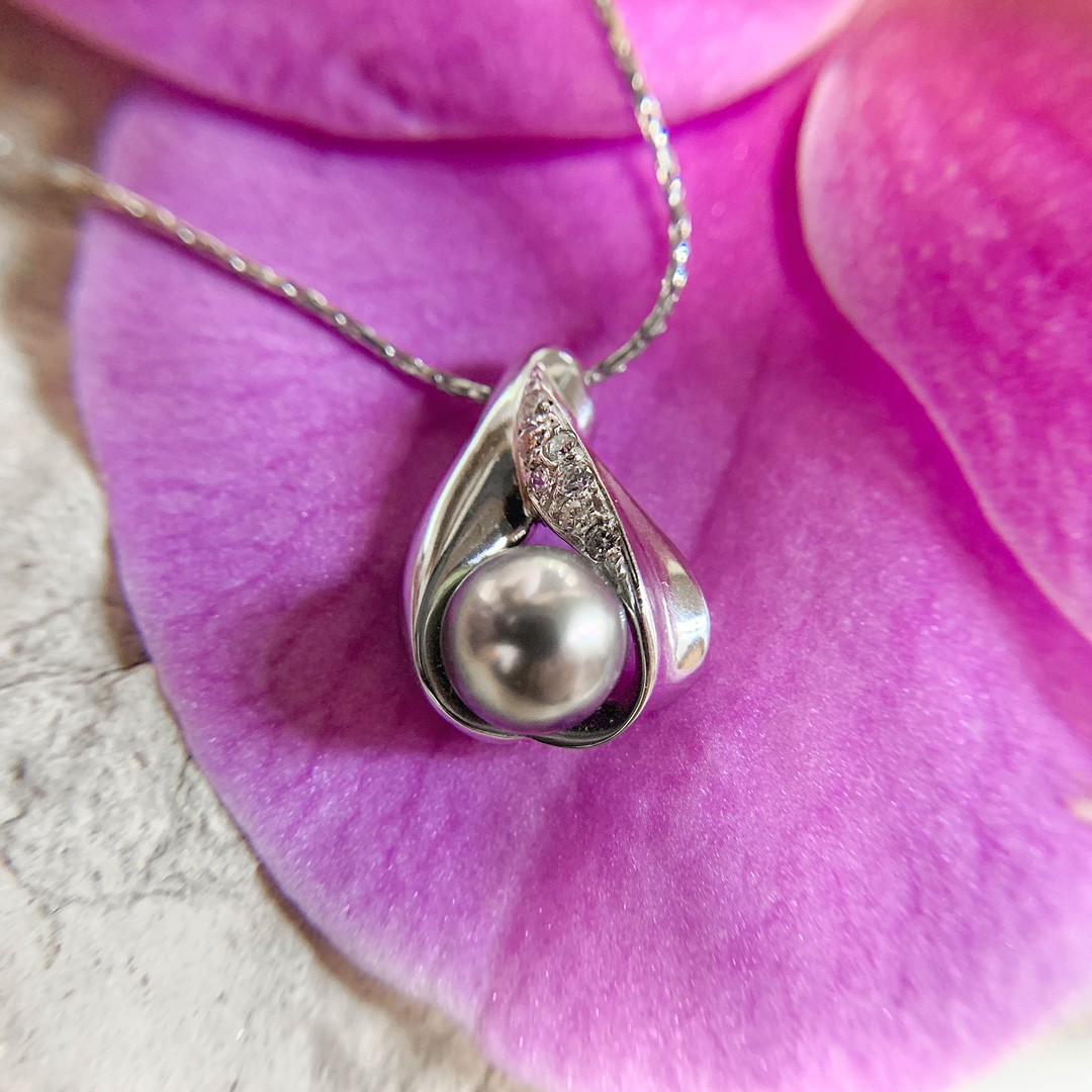 Collana goccia con perla grigia e brillanti