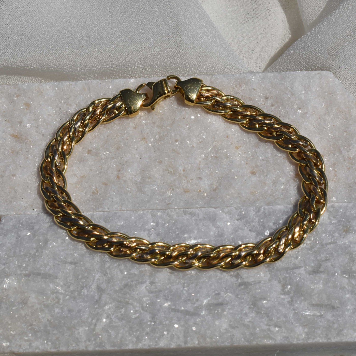 Bracciale lavorato in oro con maglie intrecciate