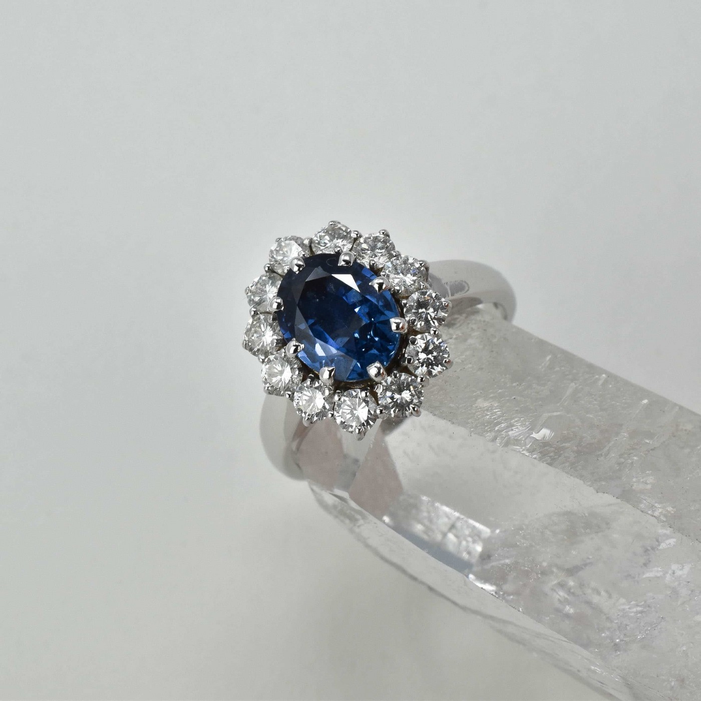 Anello a fiore di brillanti e zaffiro 2,27 ct