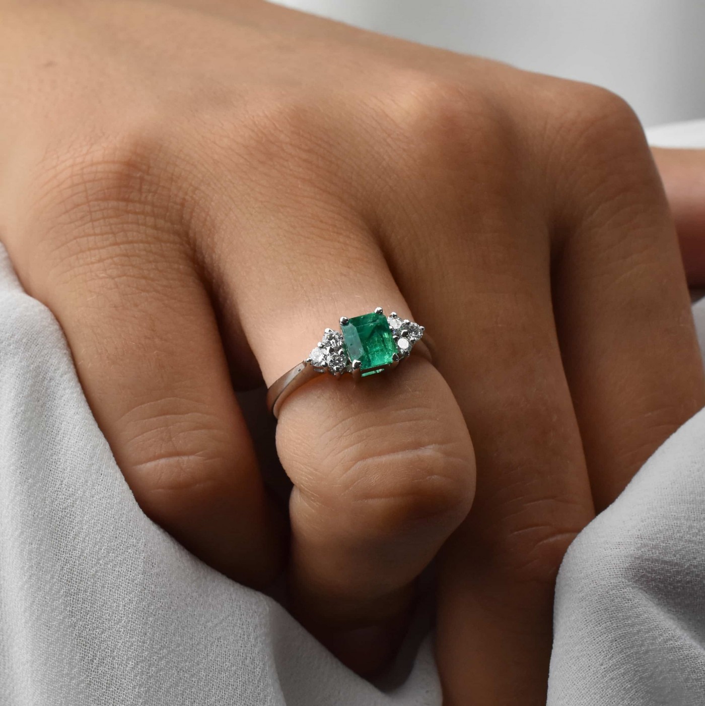 Anello con smeraldo colombiano da 0,82 ct e brillanti