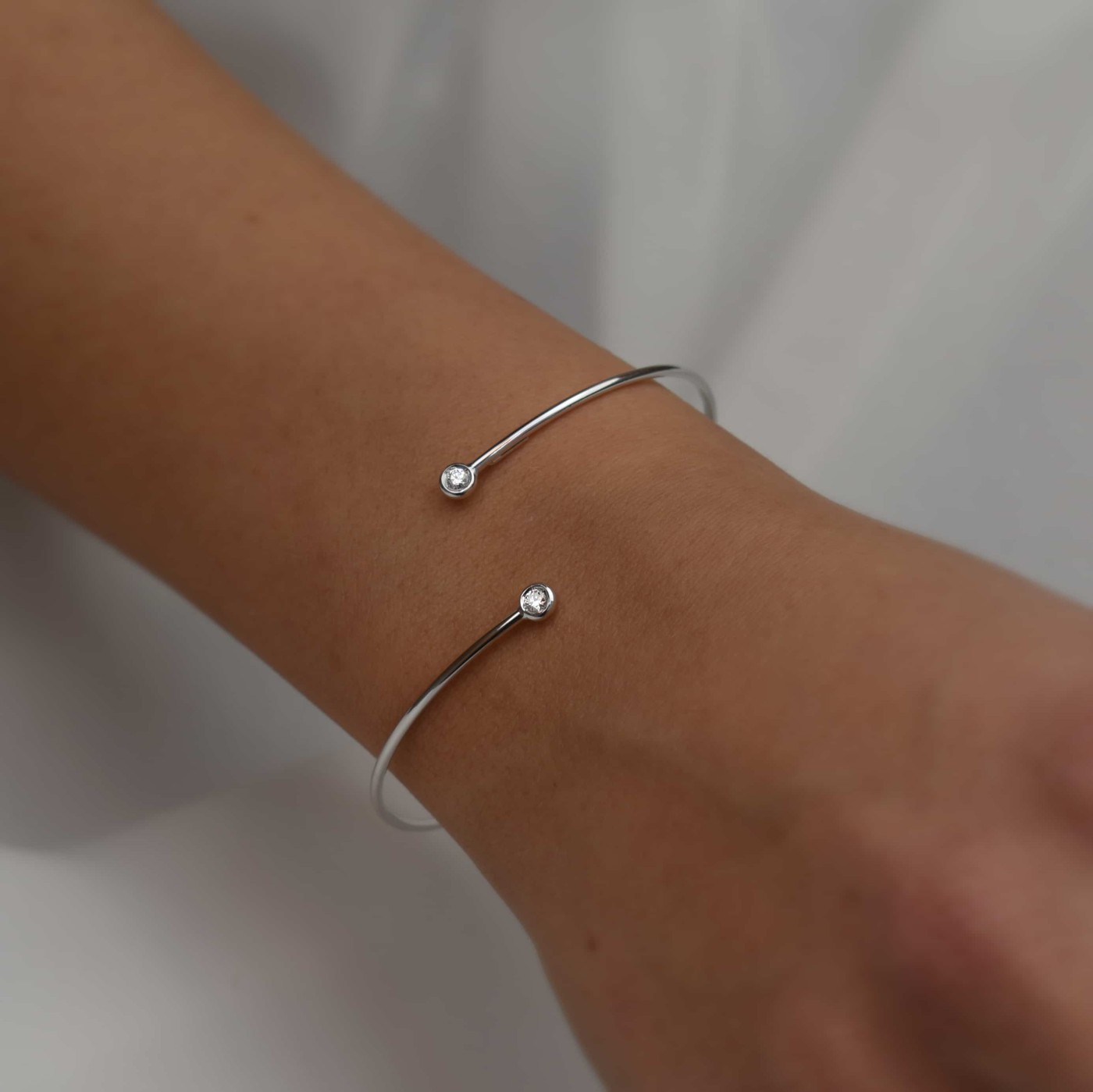 Bracciale rigido in oro bianco e diamanti