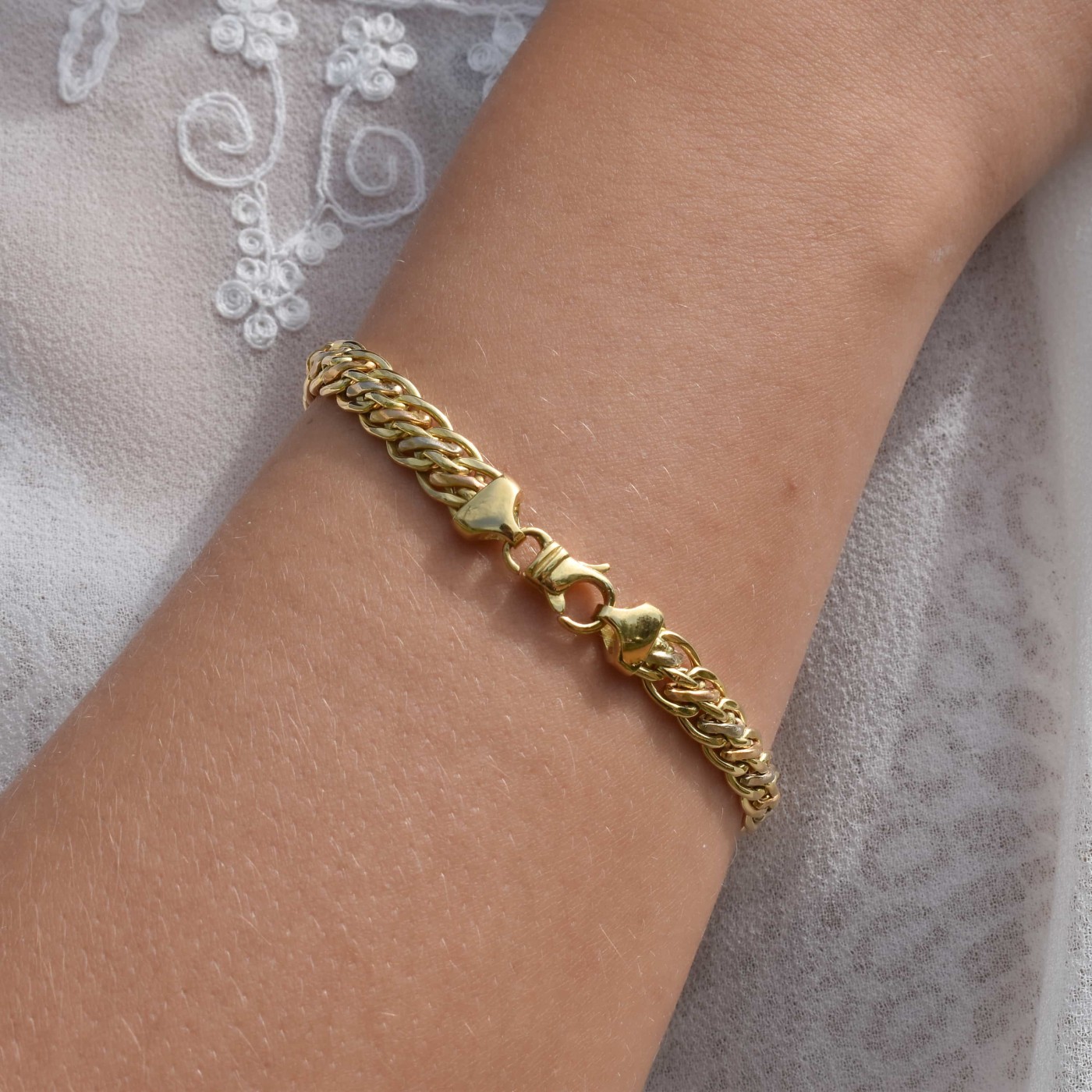 Bracciale lavorato in oro con maglie intrecciate