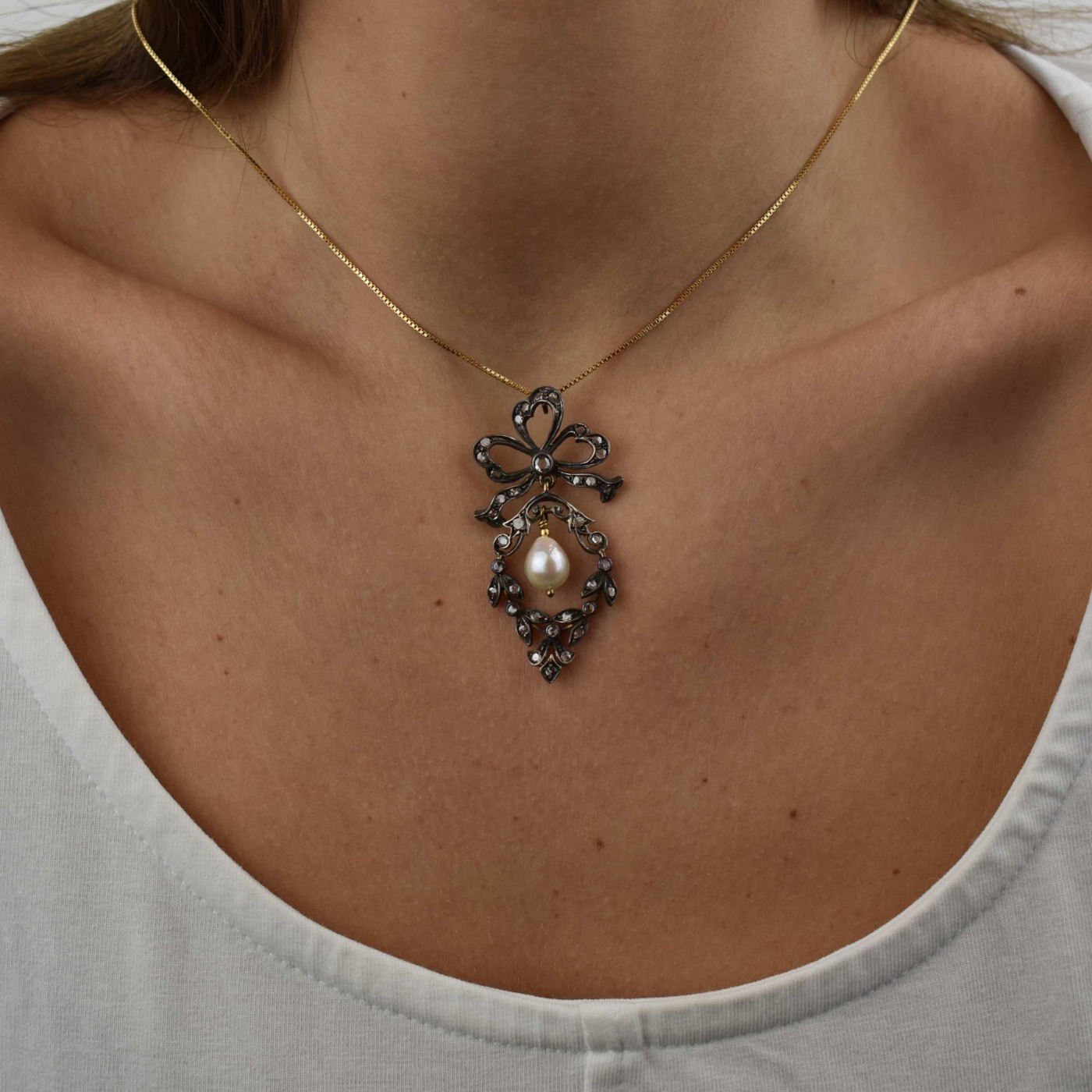 Collana con ciondolo a fantasia con perle e rose di diamante