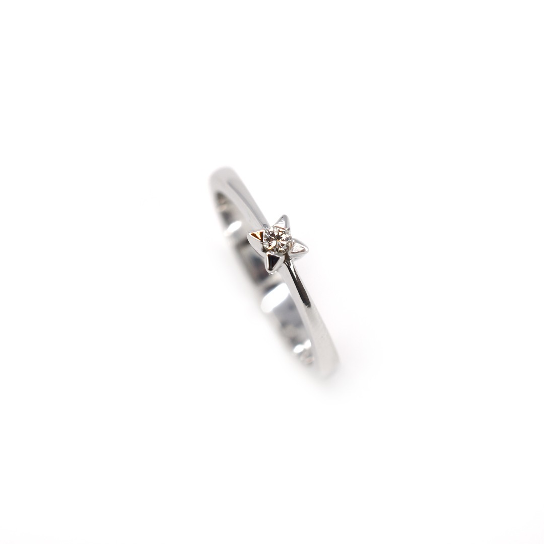 Anello brillante solitario 0,05 ct con castone a stella