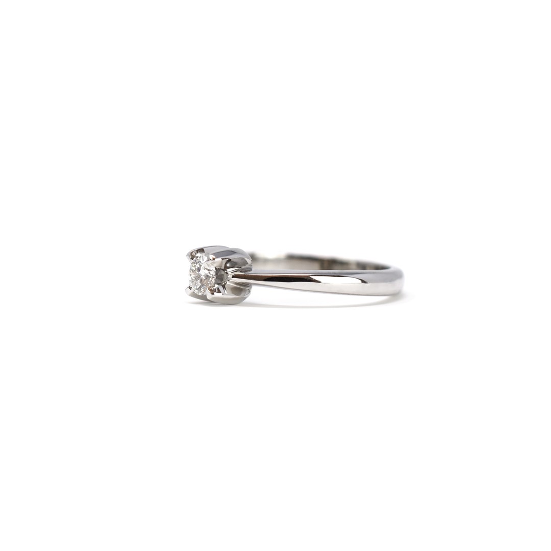 Anello solitario da 0,20 ct sostenuto da quattro griff in oro bianco