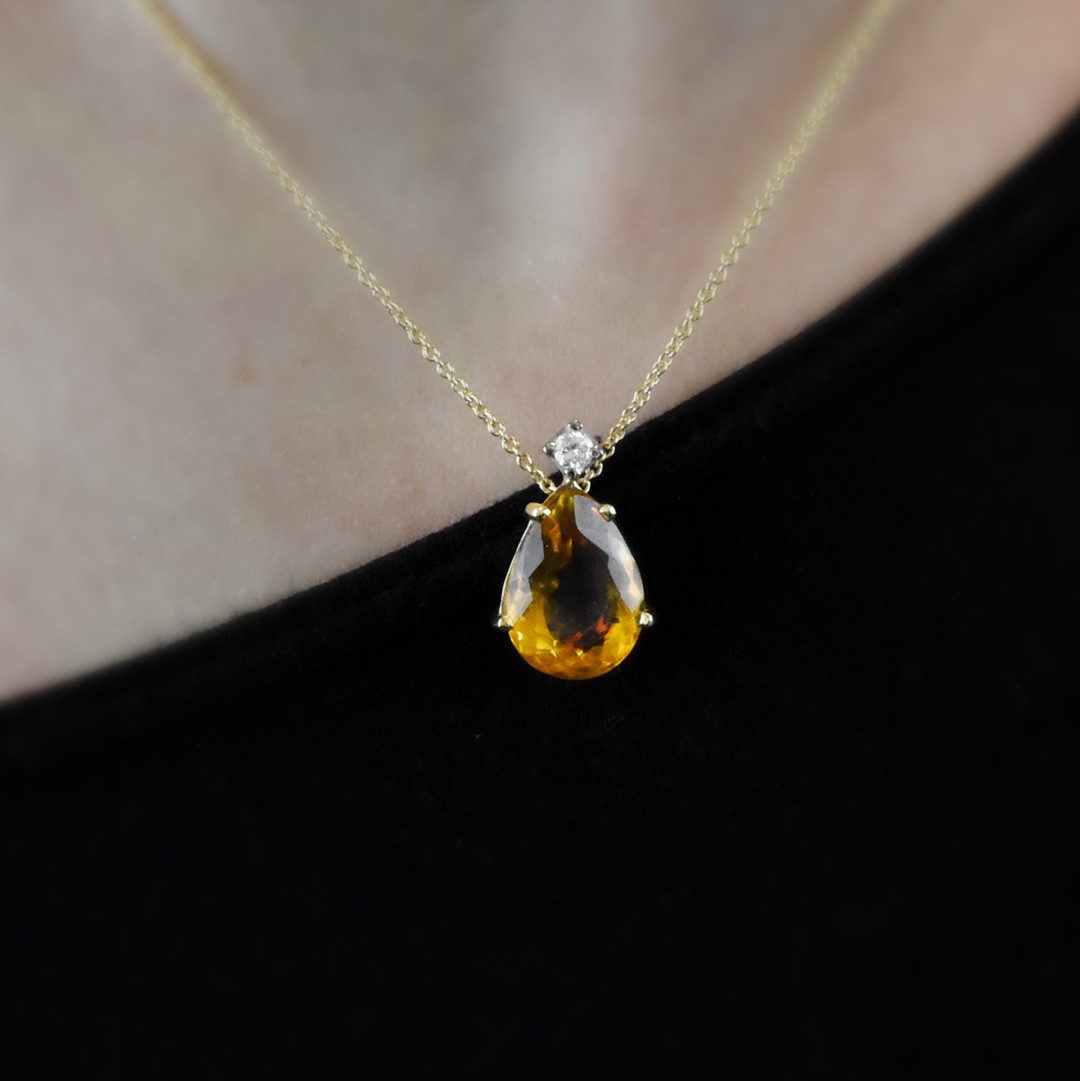 Collana con quarzo giallo pendente a goccia e brillante