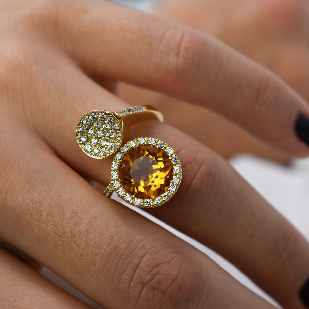 Anello quarzo giallo e pavè di zirconi