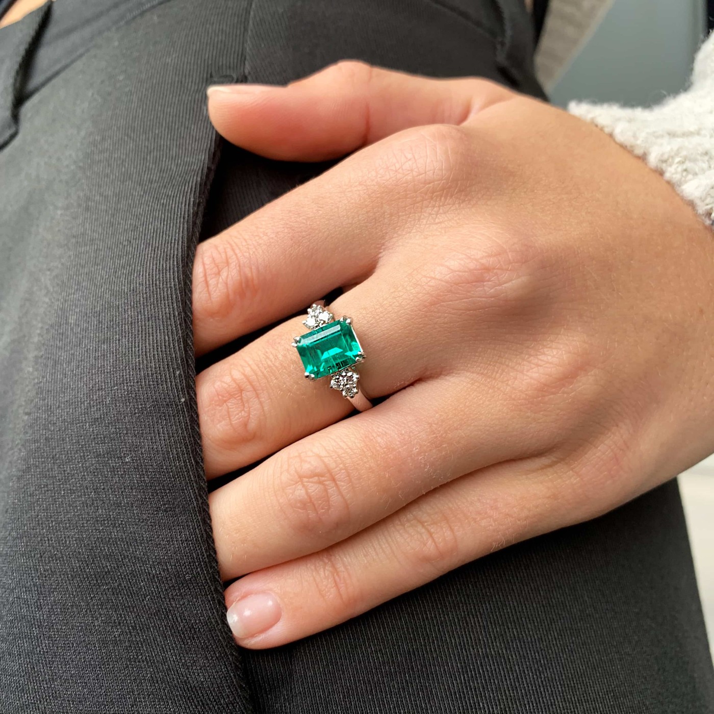 Anello smeraldite rettangolare e brillanti