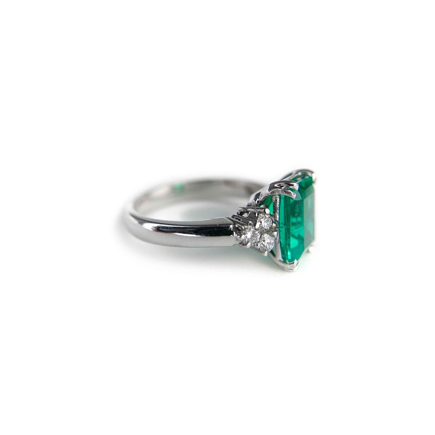 Anello smeraldite rettangolare e brillanti