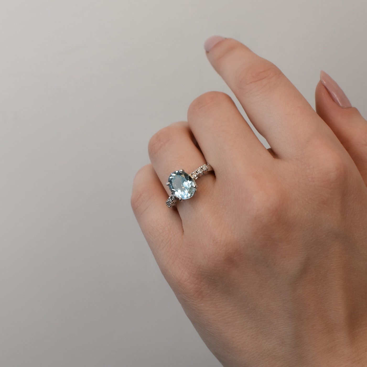 Anello con Acquamarina ovale da 2,12 ct e brillanti