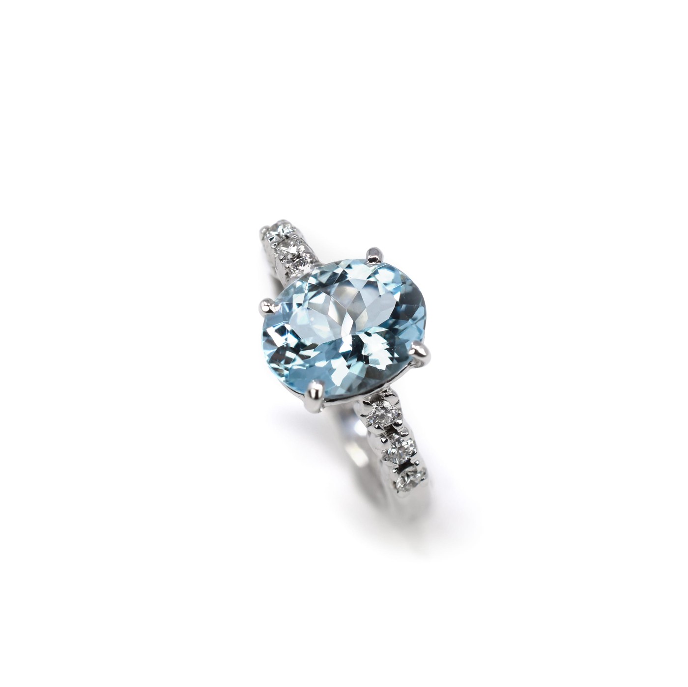 Anello con Acquamarina ovale da 2,12 ct e brillanti