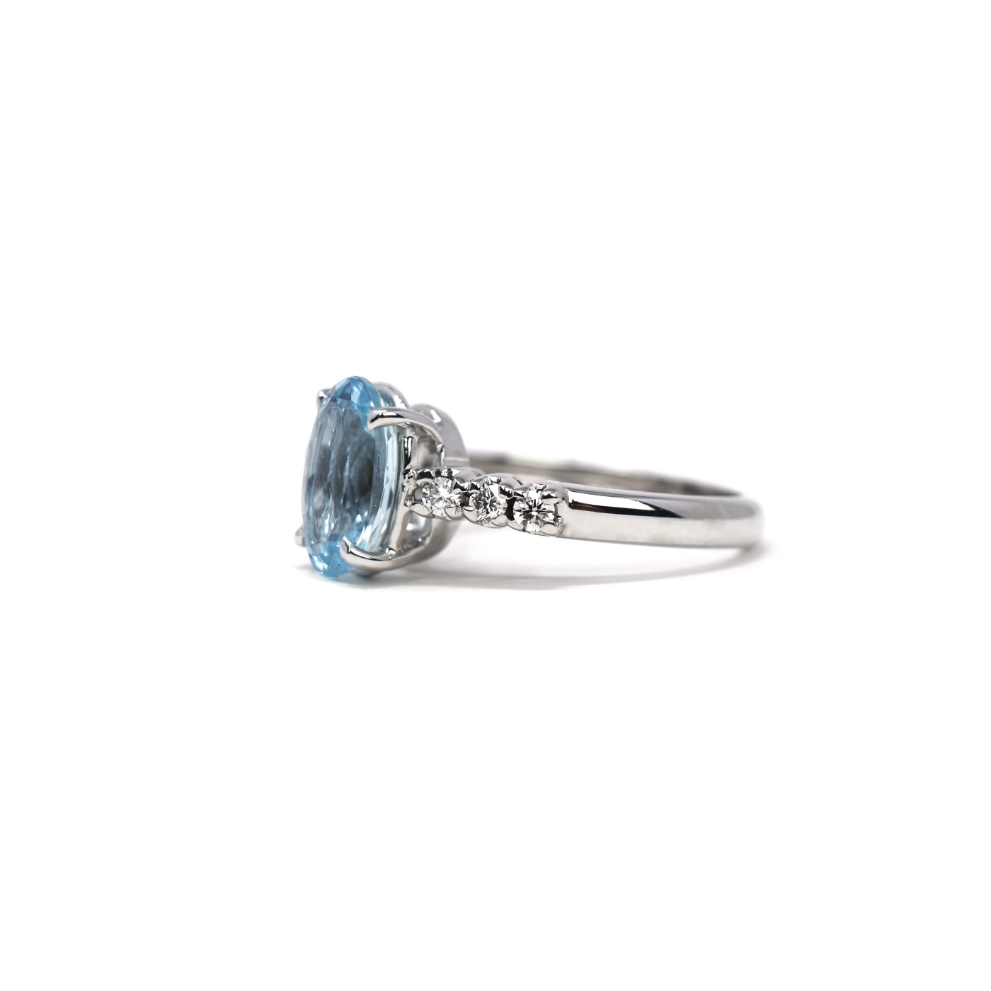 Anello con Acquamarina ovale da 2,12 ct e brillanti