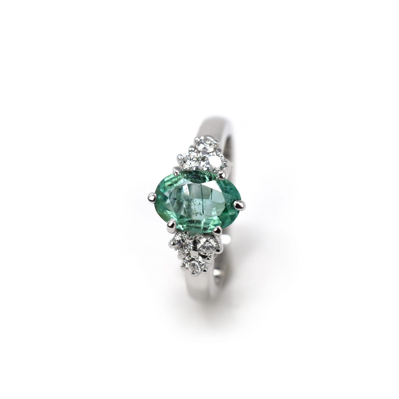 Anello con smeraldo e diamanti a taglio brillante