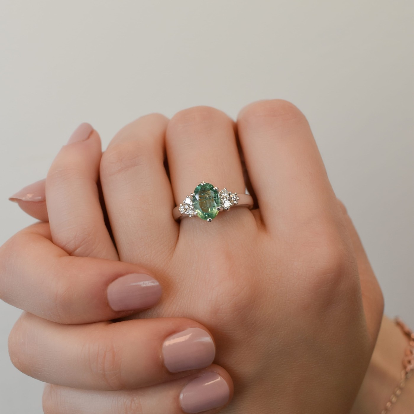 Anello con smeraldo e diamanti a taglio brillante