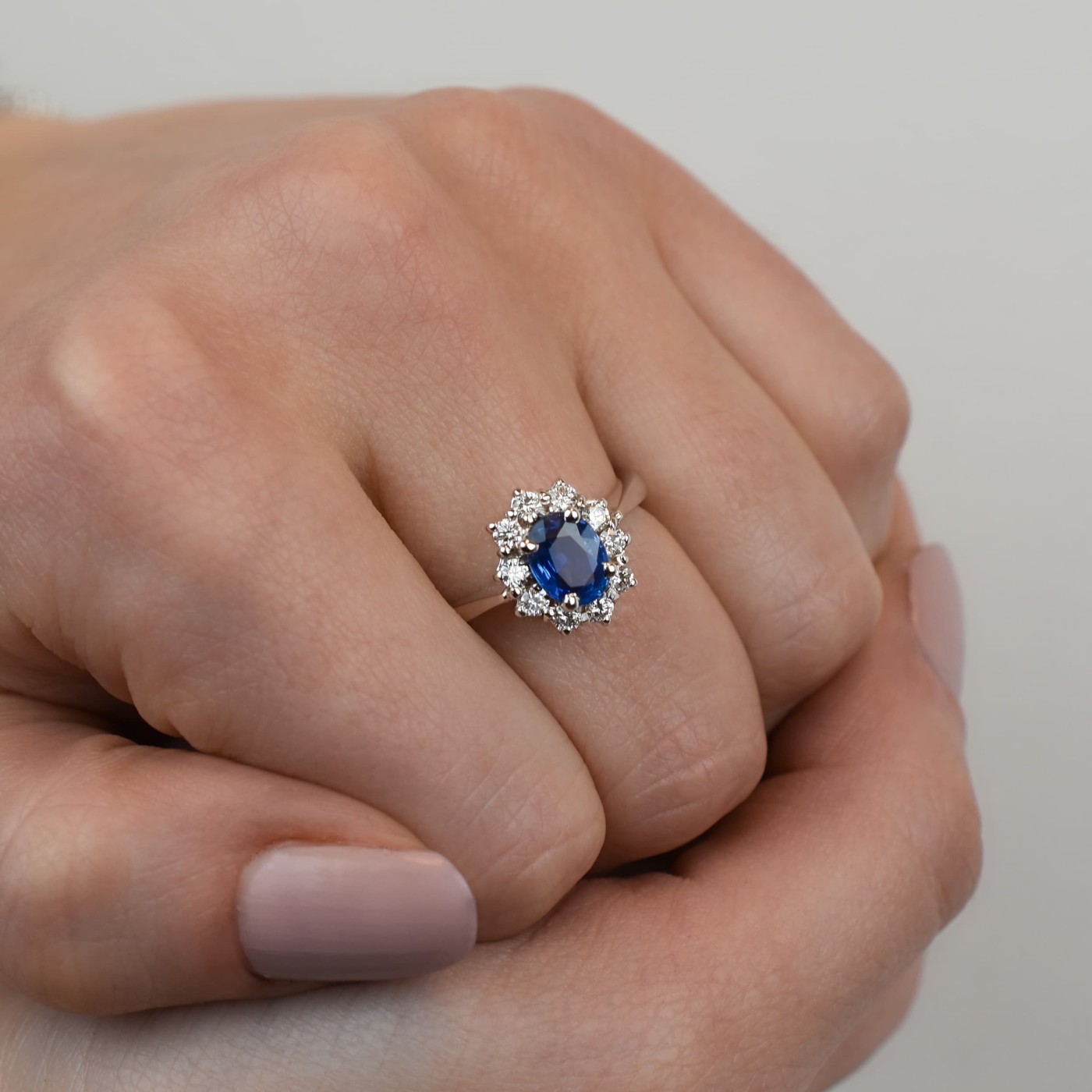 Anello cestino zaffiro blu da 1,10 ct e brillanti