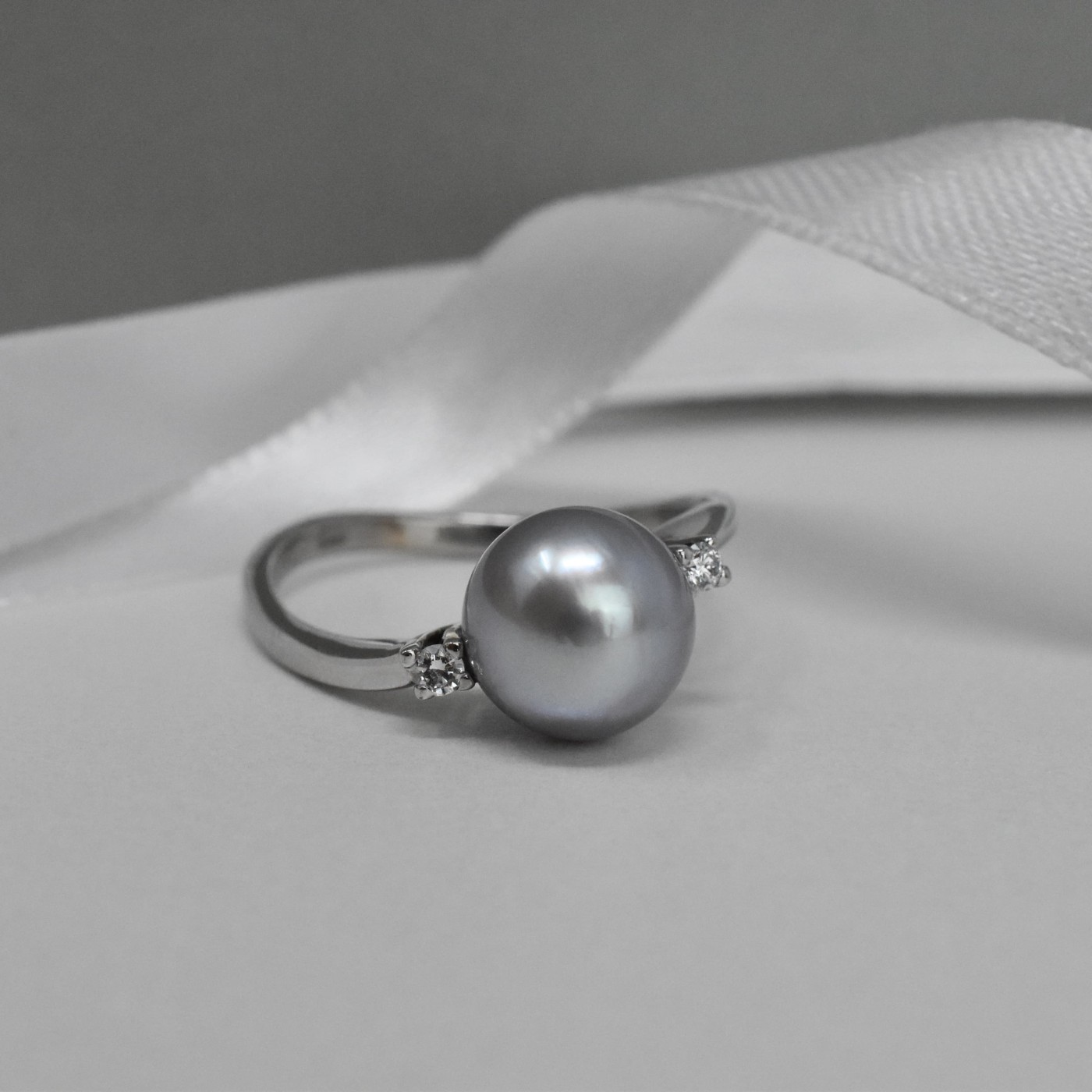 Ciondolo Placcato Oro Con Perla D'Imitazione Grigia - Diametro 10 Mm, Elegante E Semplice