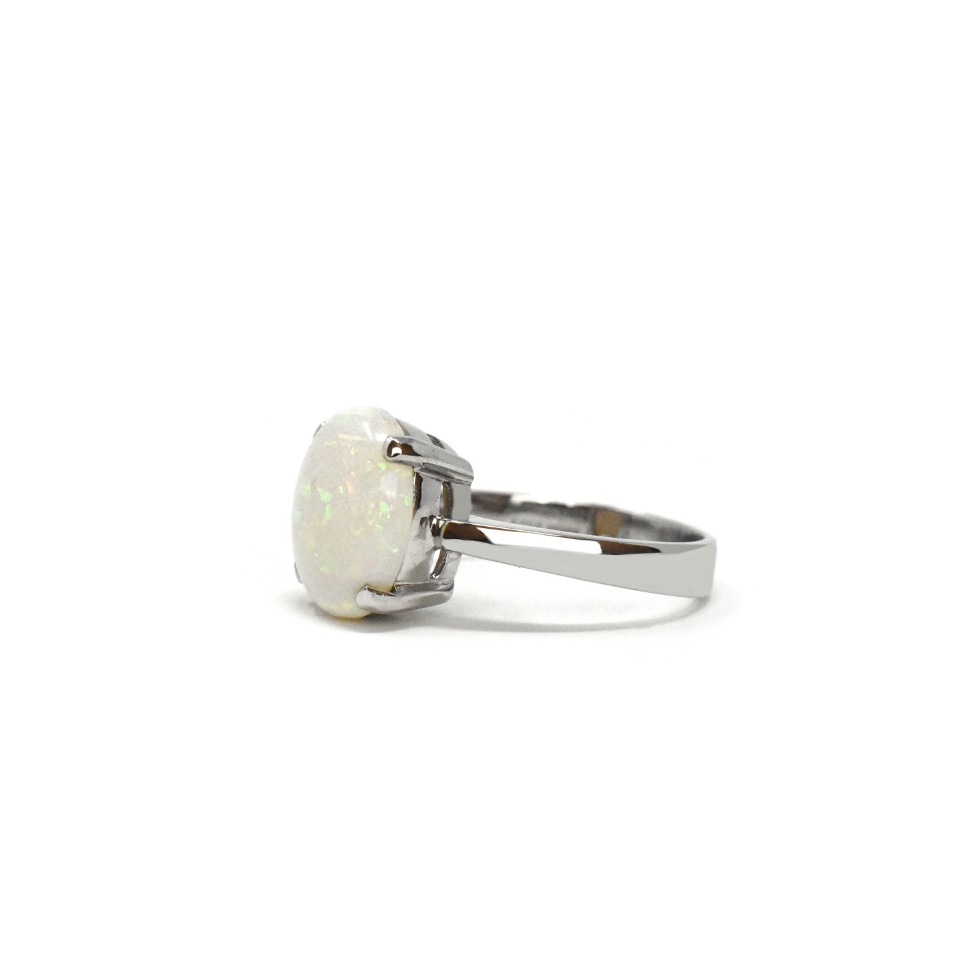 Anello in oro bianco con opale bianco