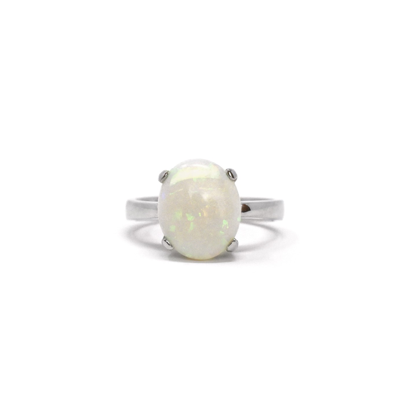 Anello in oro bianco con opale bianco