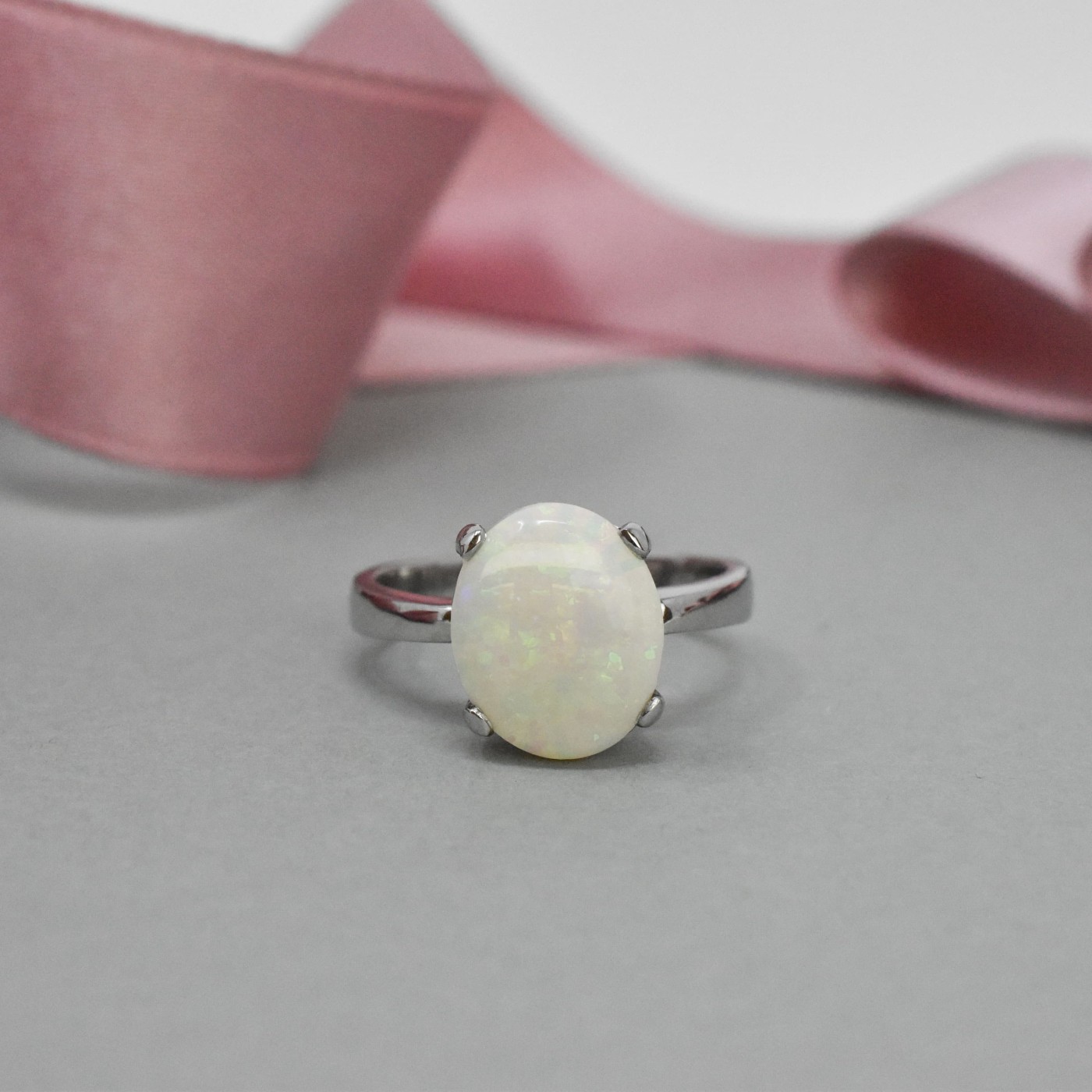 Anello in oro bianco con opale bianco