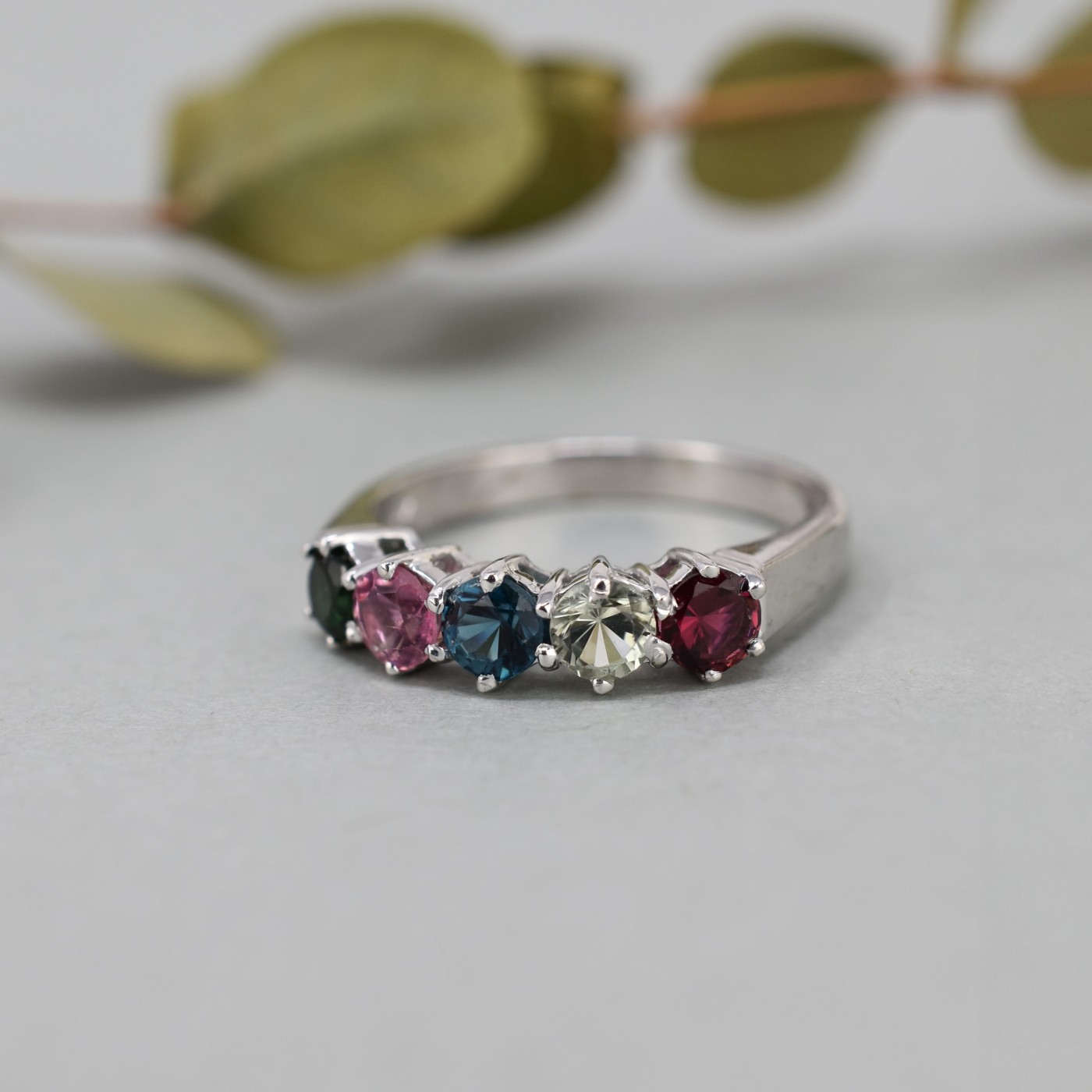 Anello con tormaline naturali
