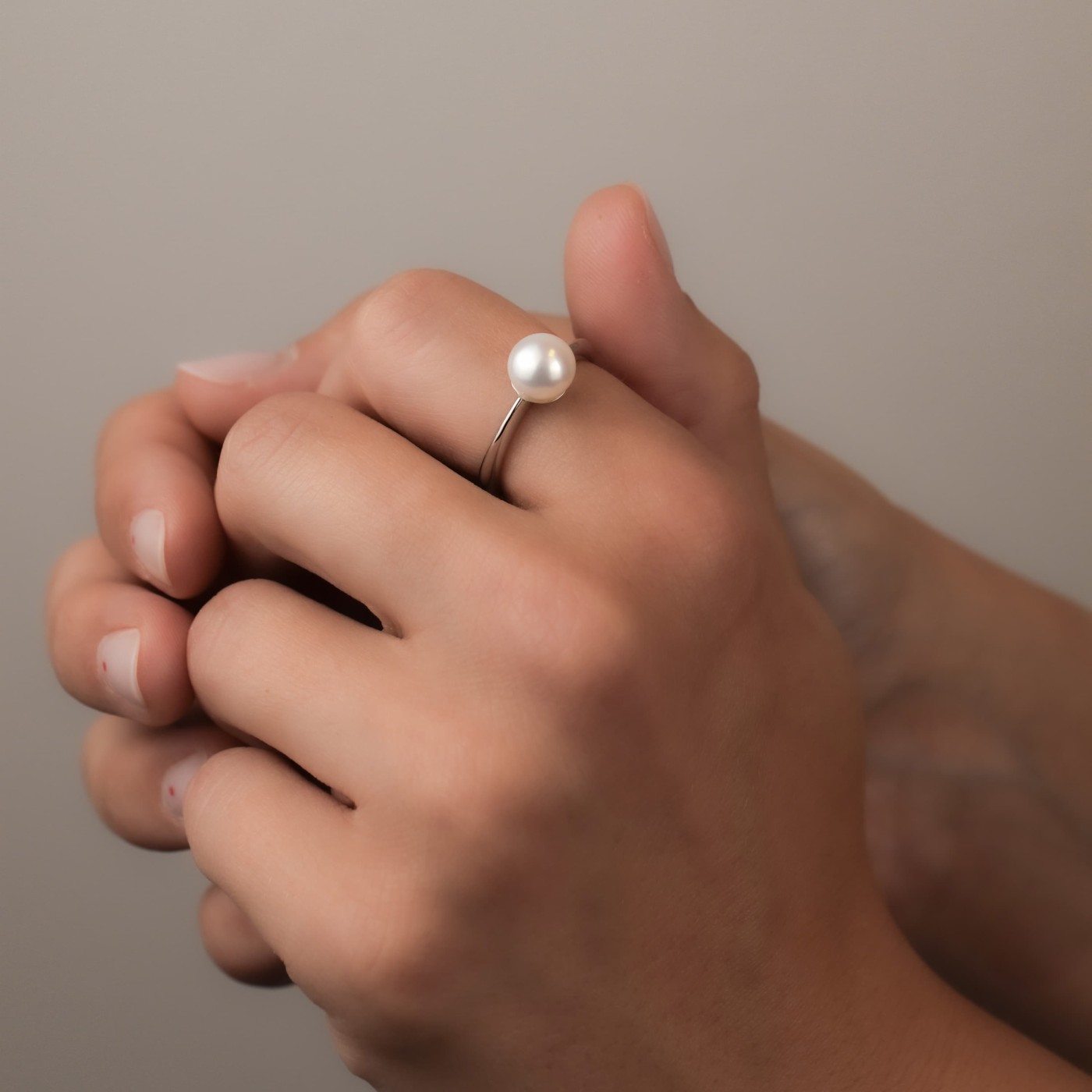 Anello con perla di acqua dolce a cipollina