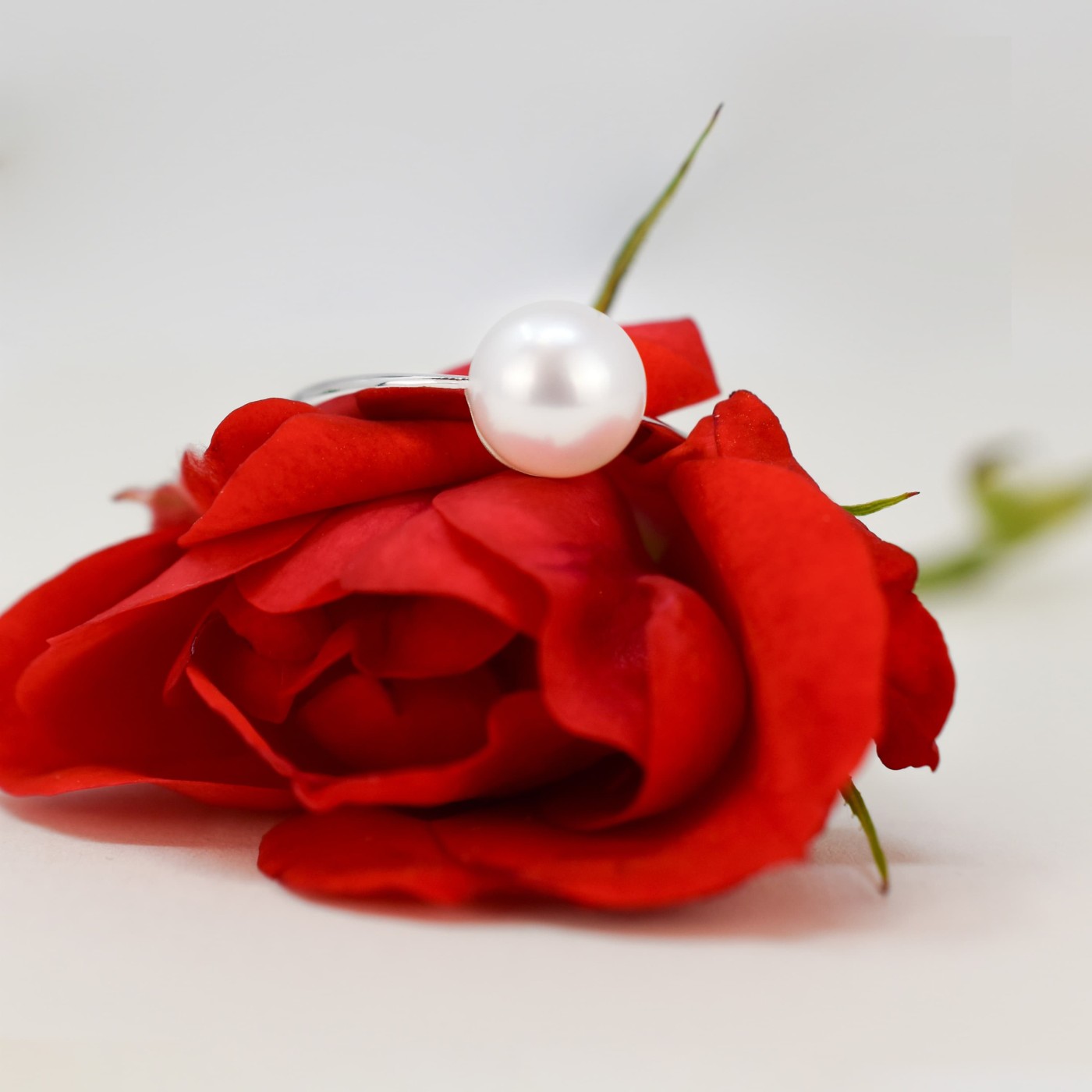 Anello con perla di acqua dolce a cipollina