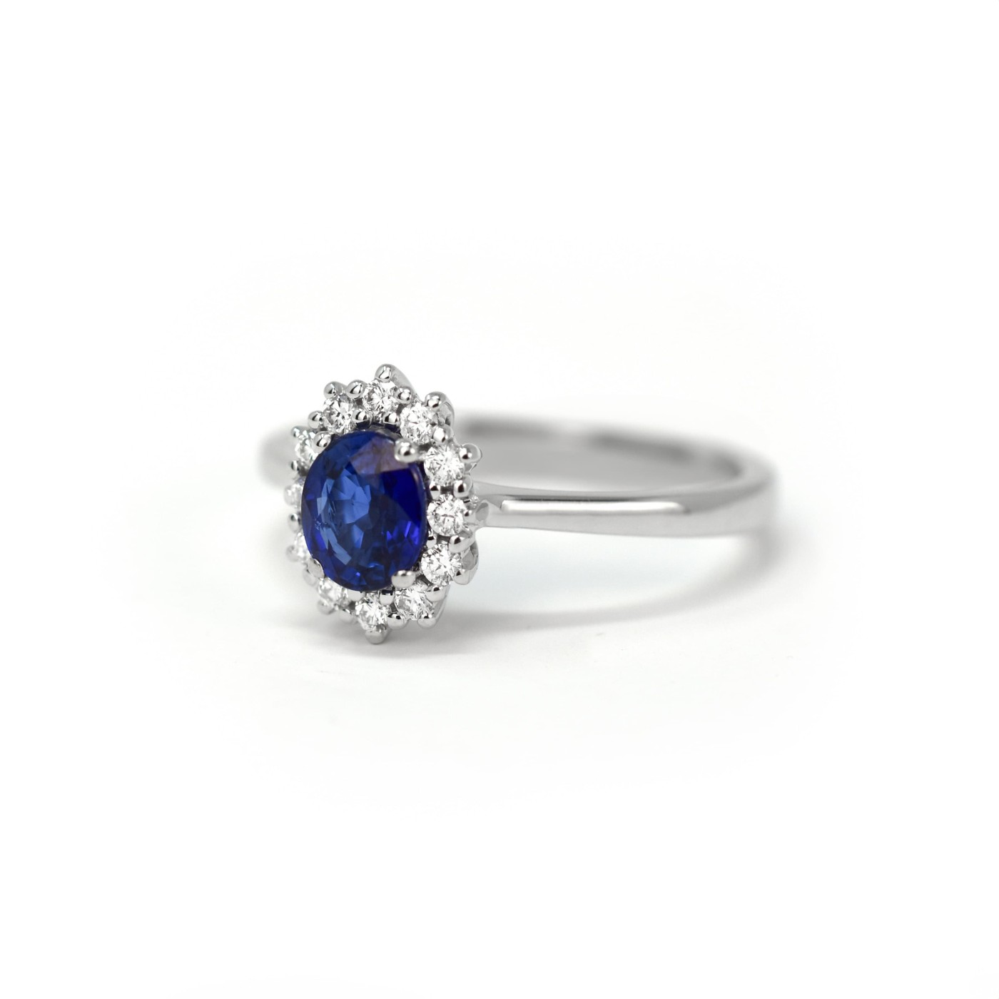 Anello in oro bianco con Zaffiro e diamanti 0,16 ct.