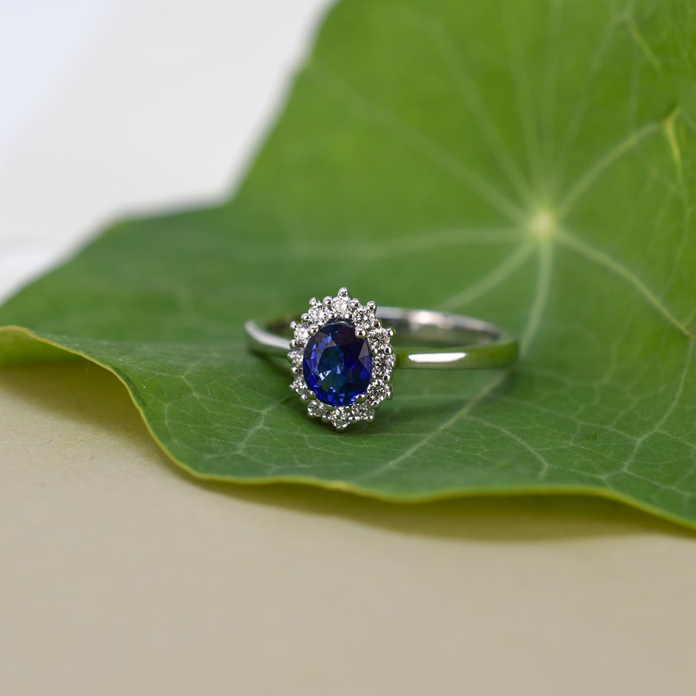Anello in oro bianco con Zaffiro e diamanti 0,16 ct.