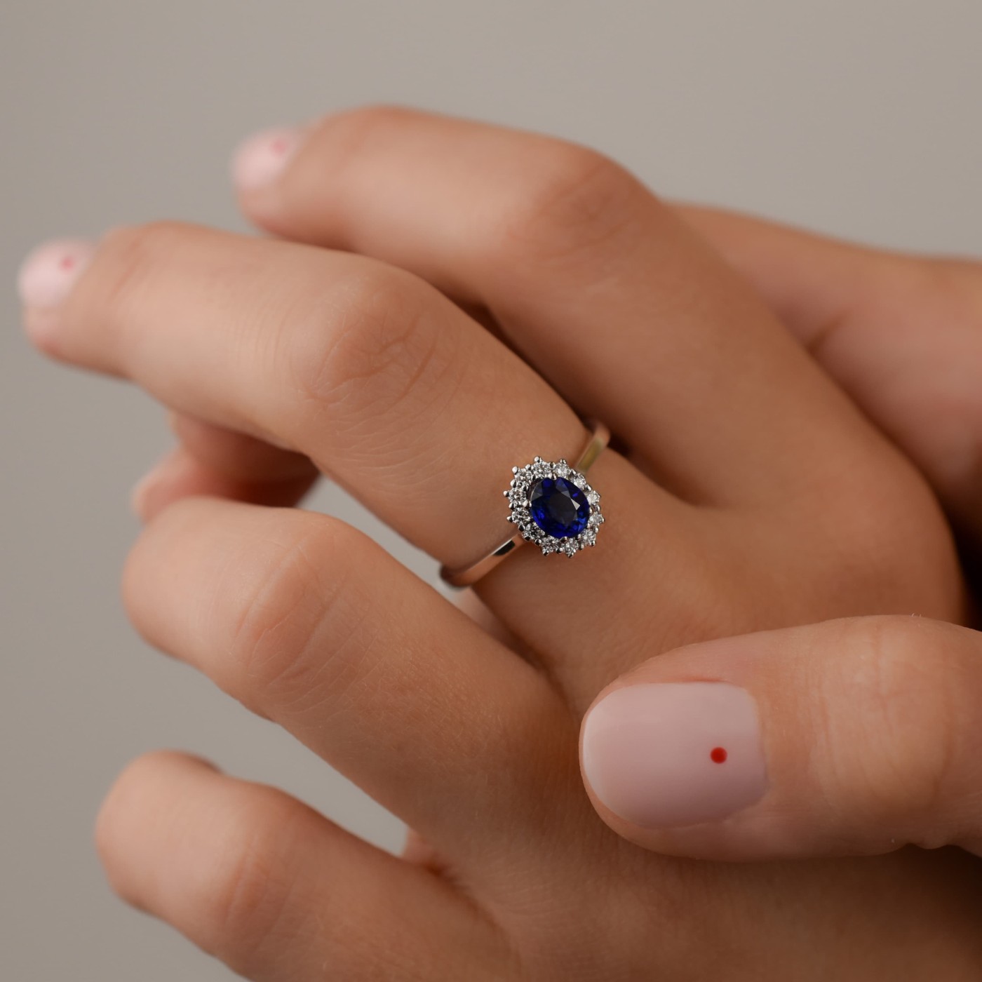 Anello in oro bianco con Zaffiro e diamanti 0,16 ct.