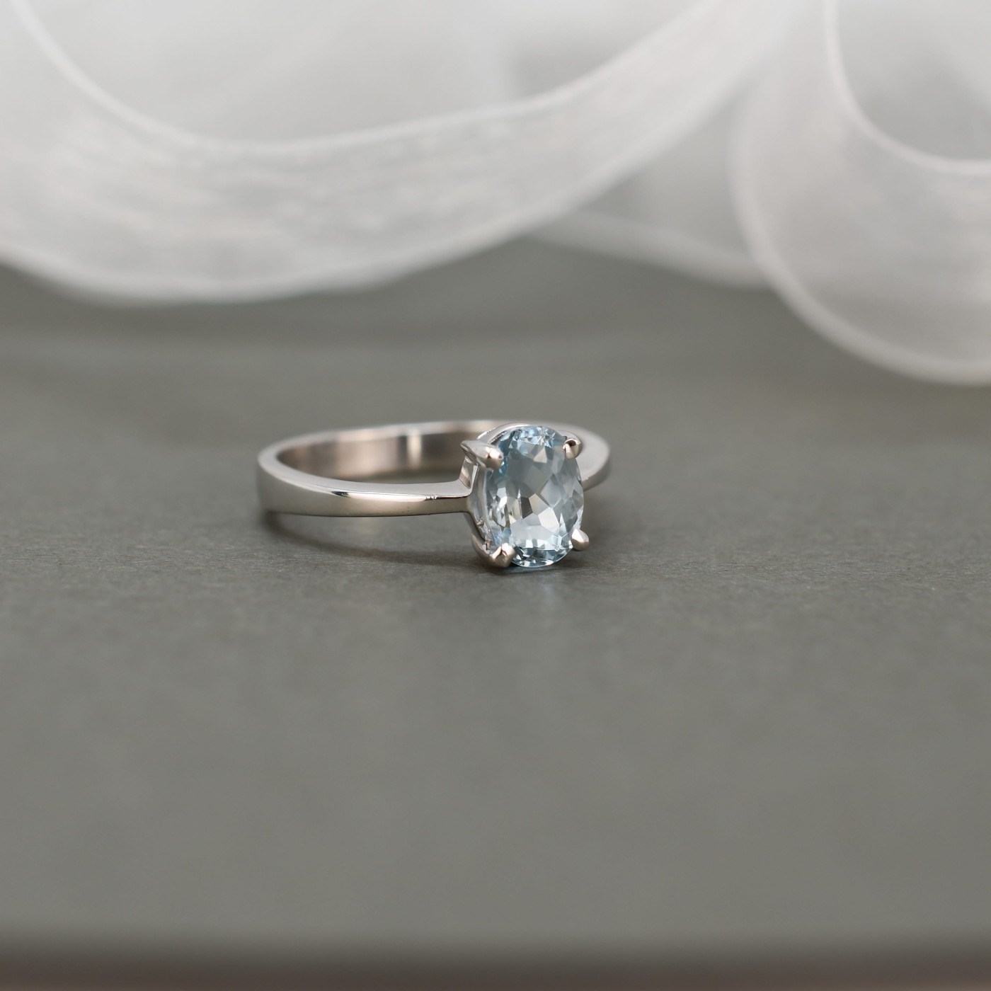 Anello con Acquamarina a taglio ovale