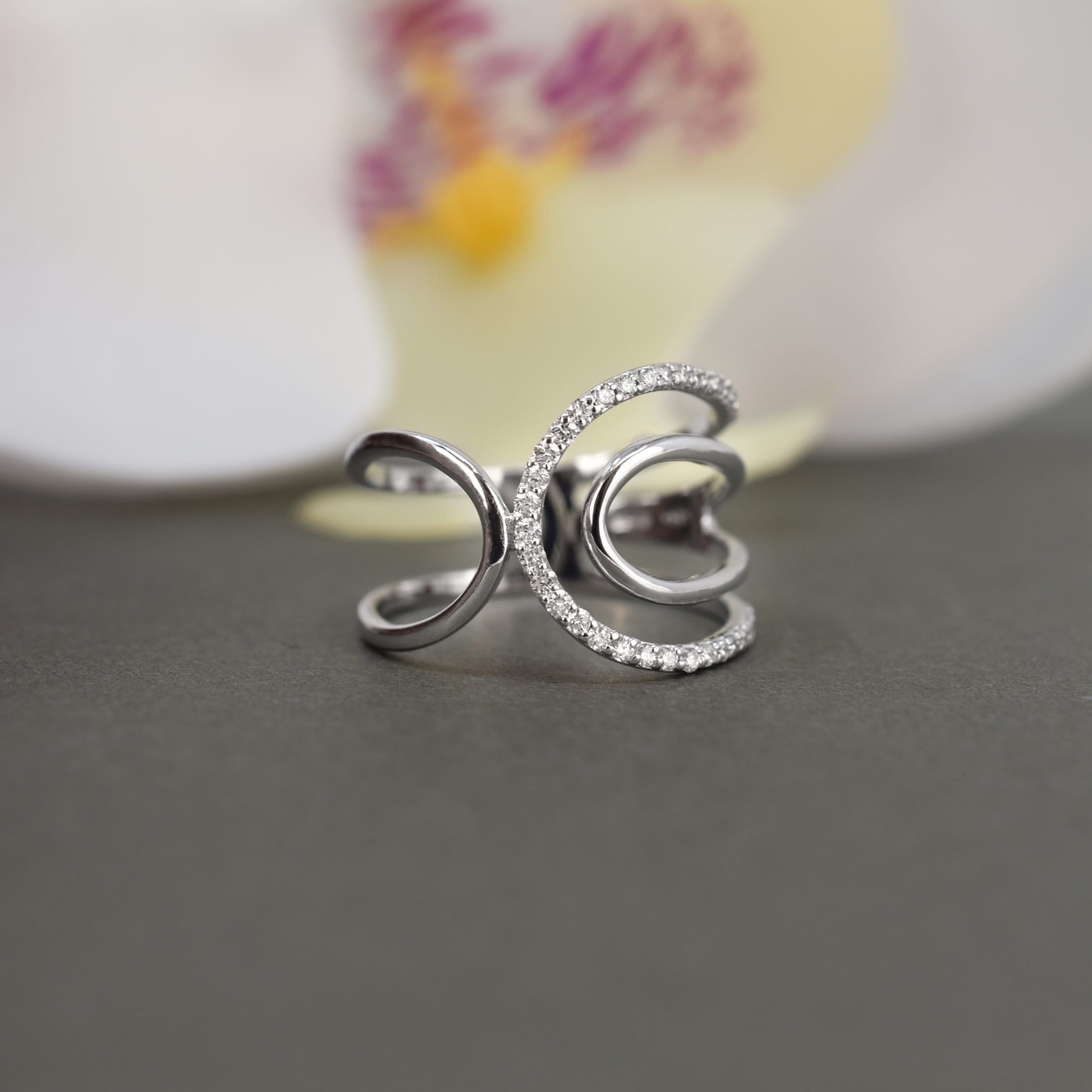 Anello fantasia linee curve e diamanti