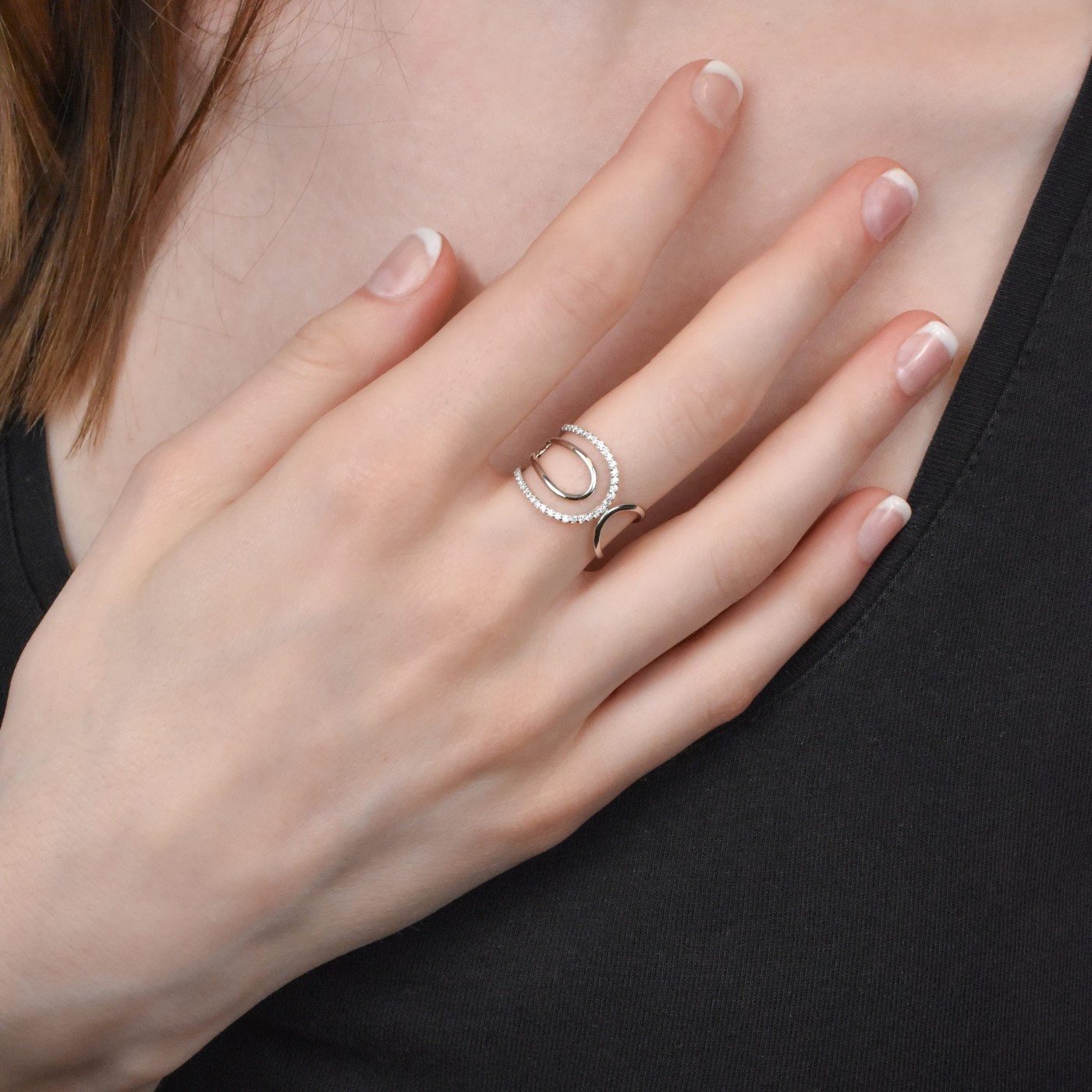 Anello fantasia linee curve e diamanti