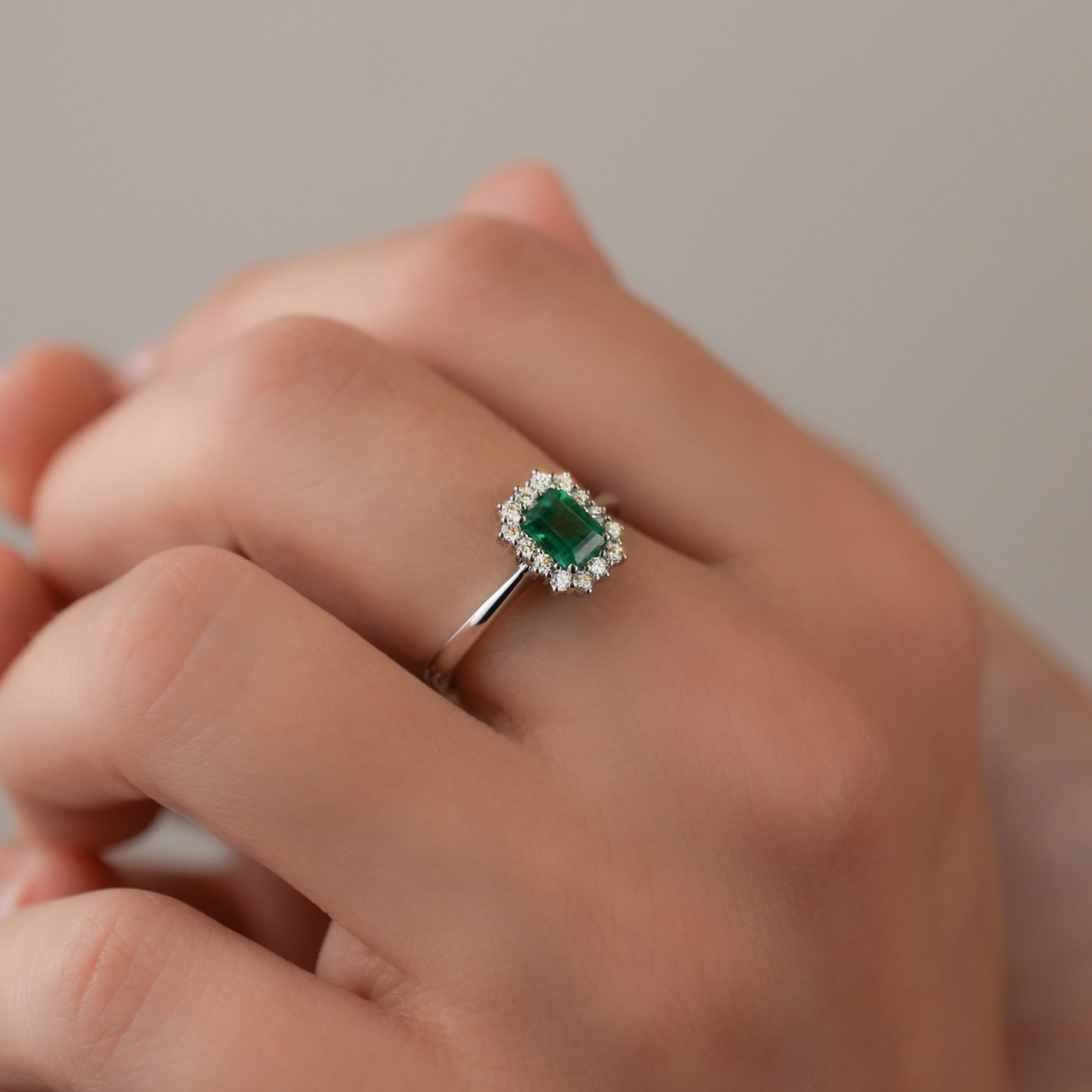 Anello in oro bianco con Smeraldo e diamanti 0,18 ct.