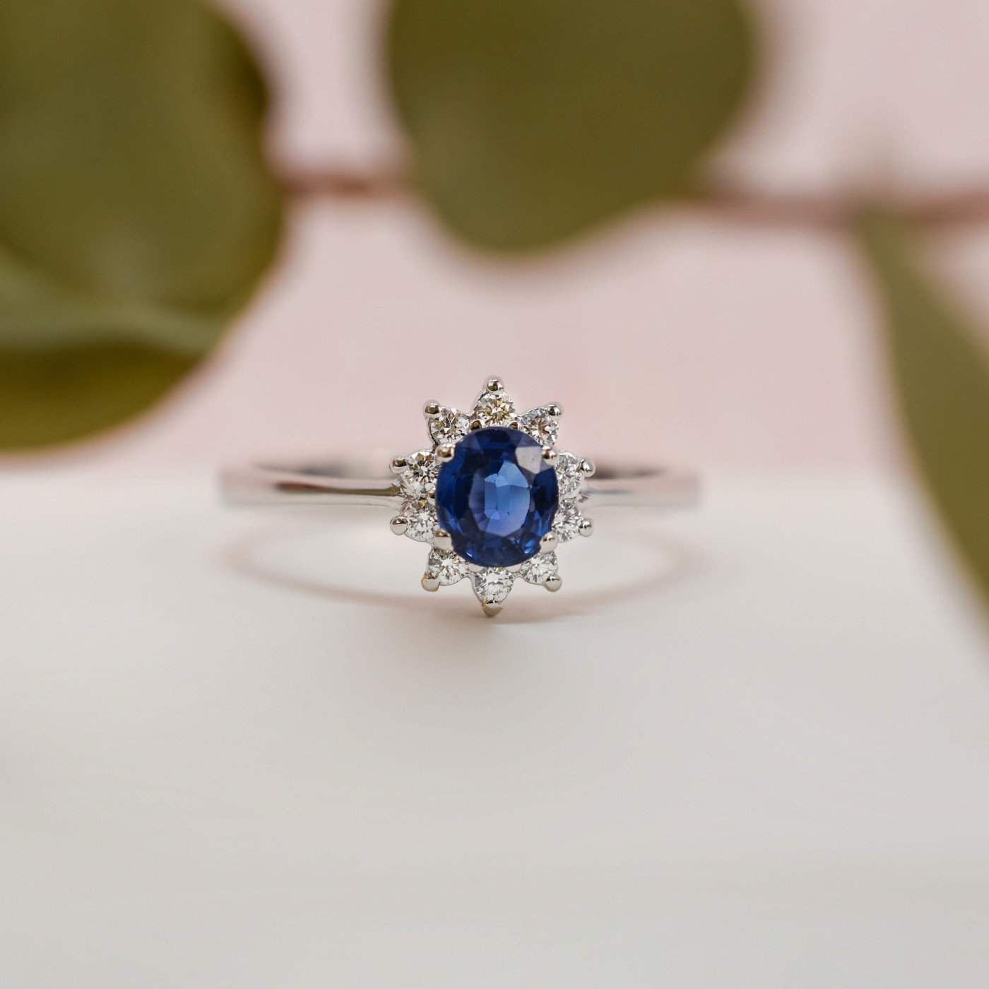 Anello in oro bianco con Zaffiro e diamanti 0,13 ct.