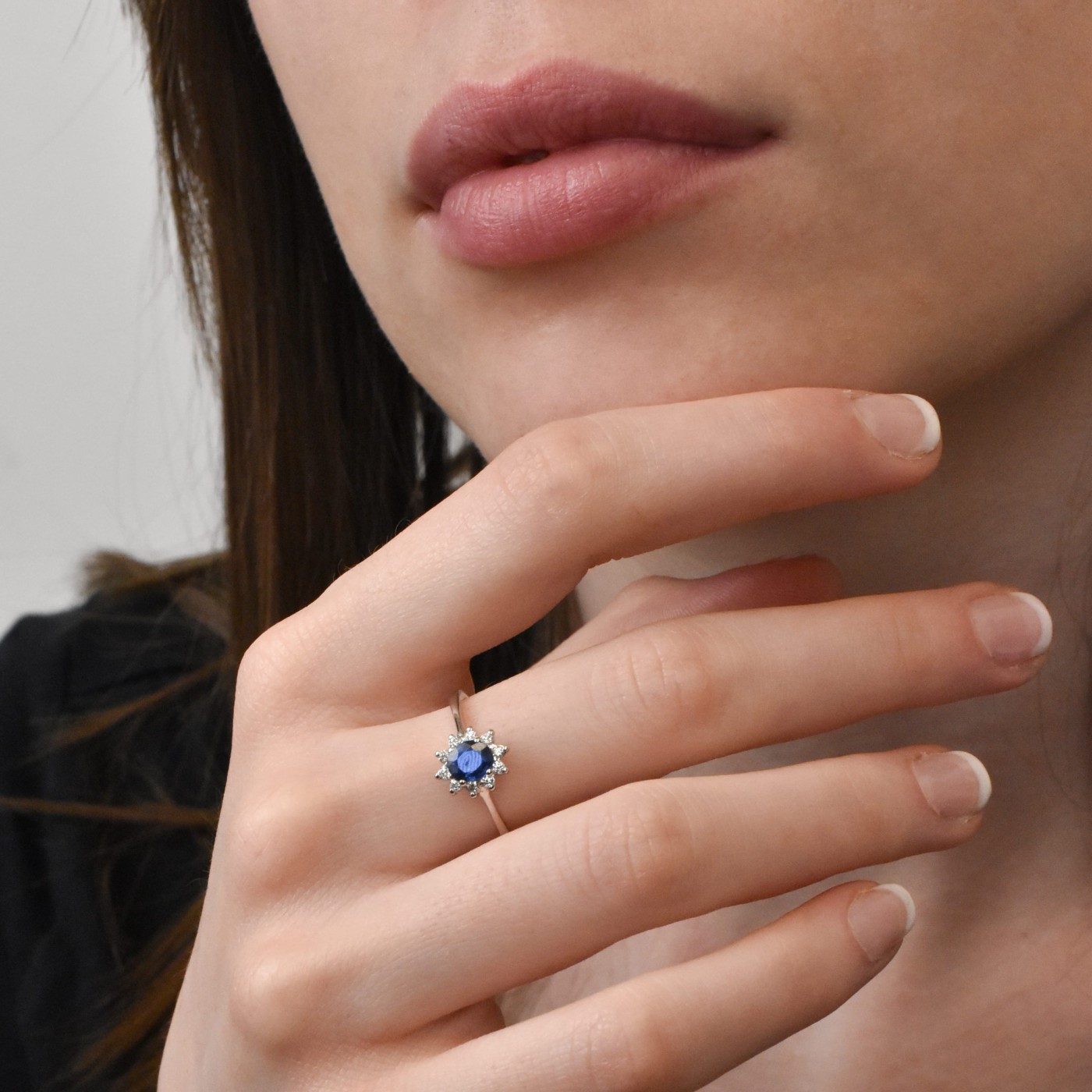 Anello in oro bianco con Zaffiro e diamanti 0,13 ct.