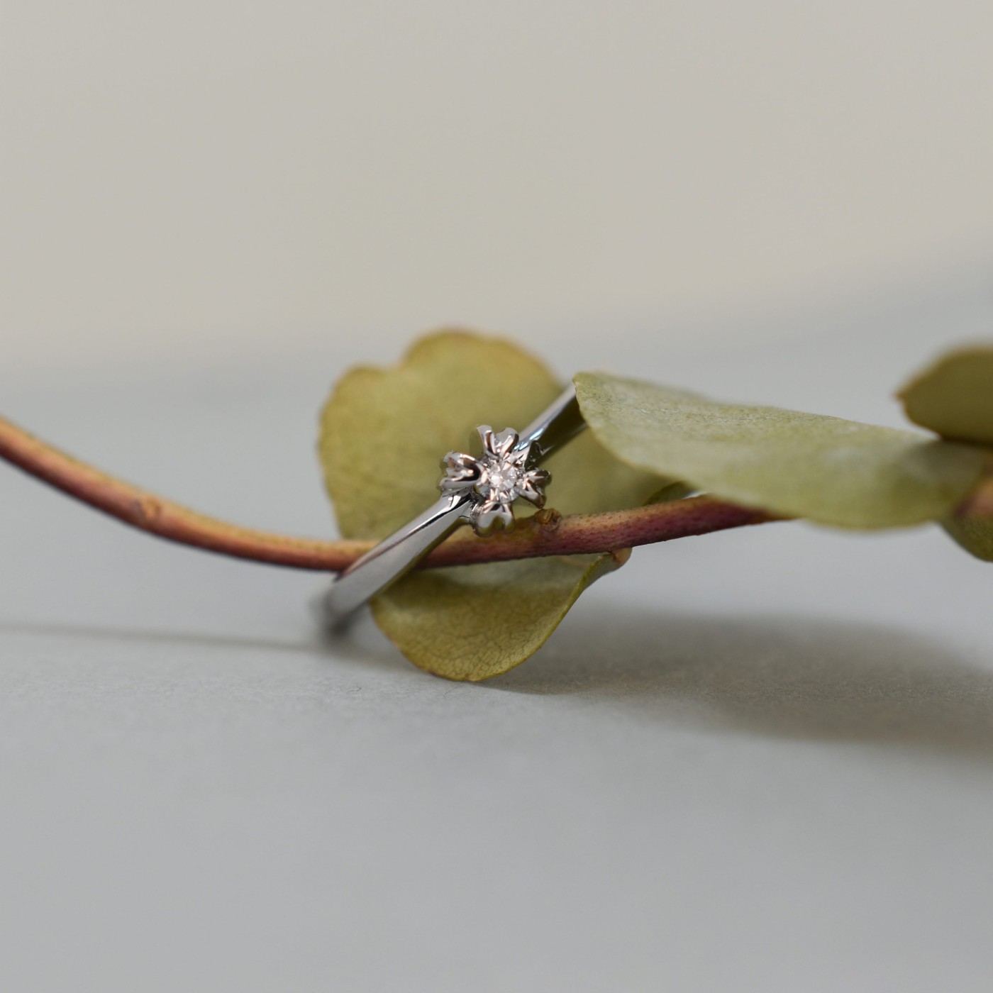 Anello solitario con brillante da 0,05 ct.