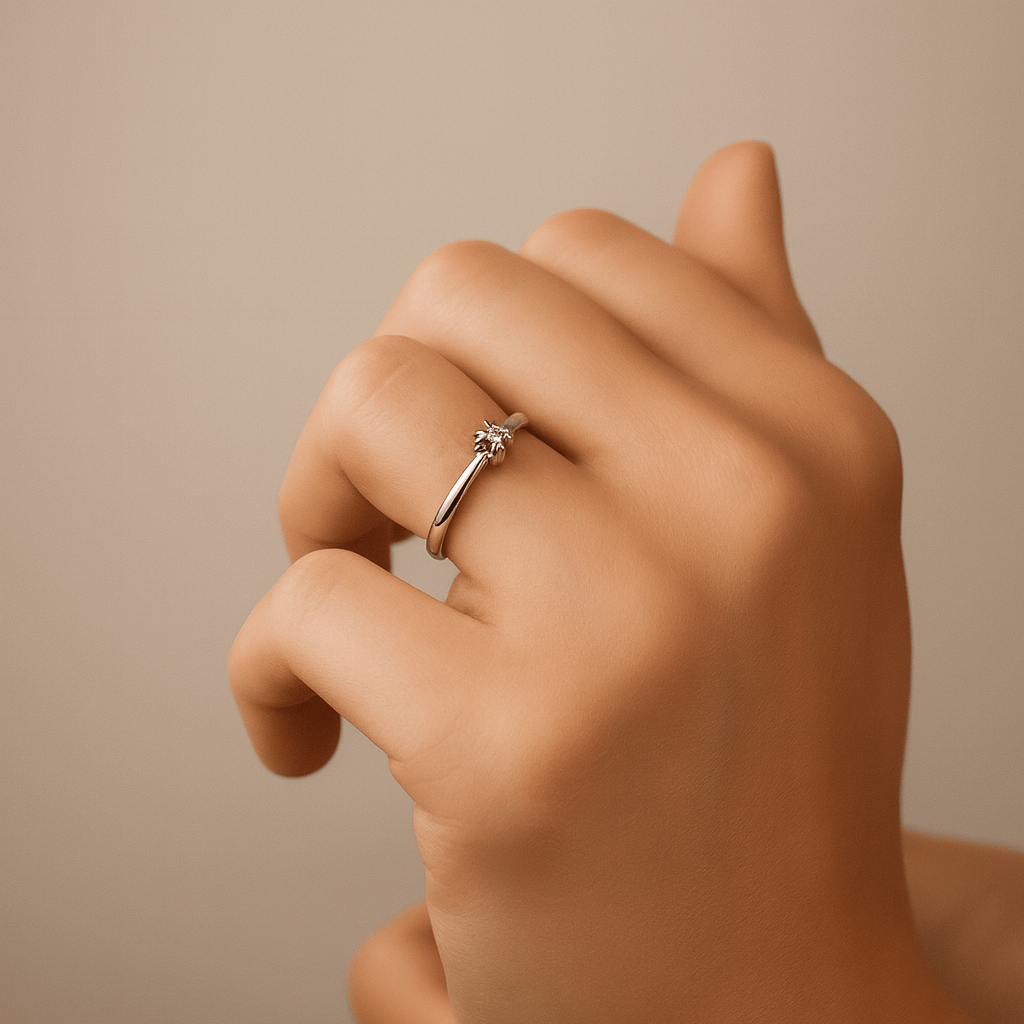 Anello solitario con brillante da 0,05 ct.