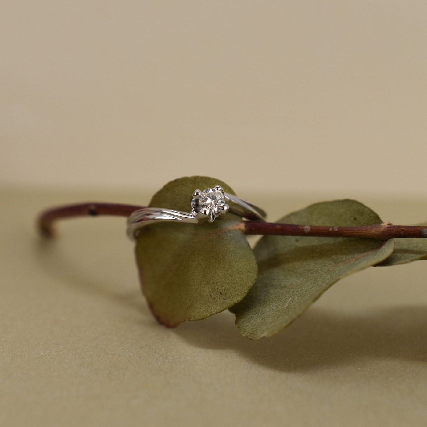 Anello solitario con brillante da 0,13 ct.