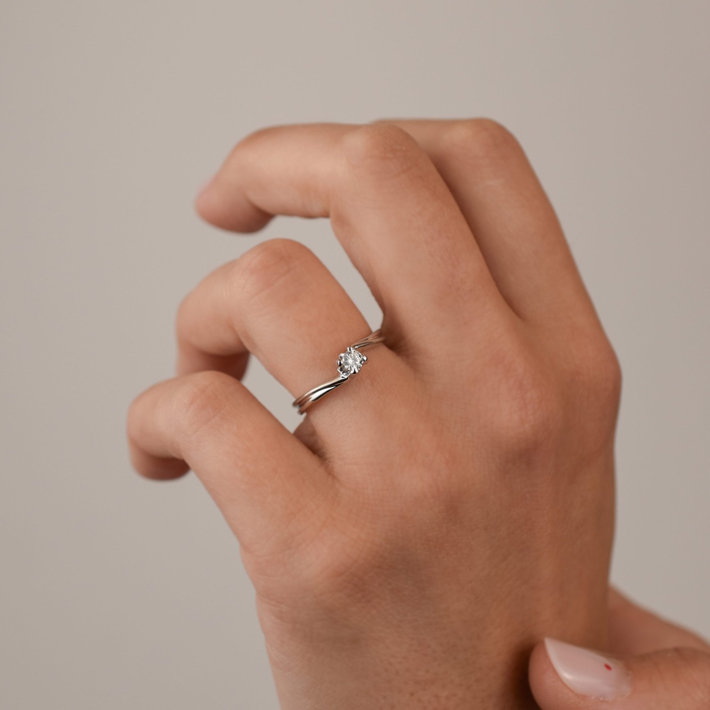 Anello solitario con brillante da 0,13 ct.