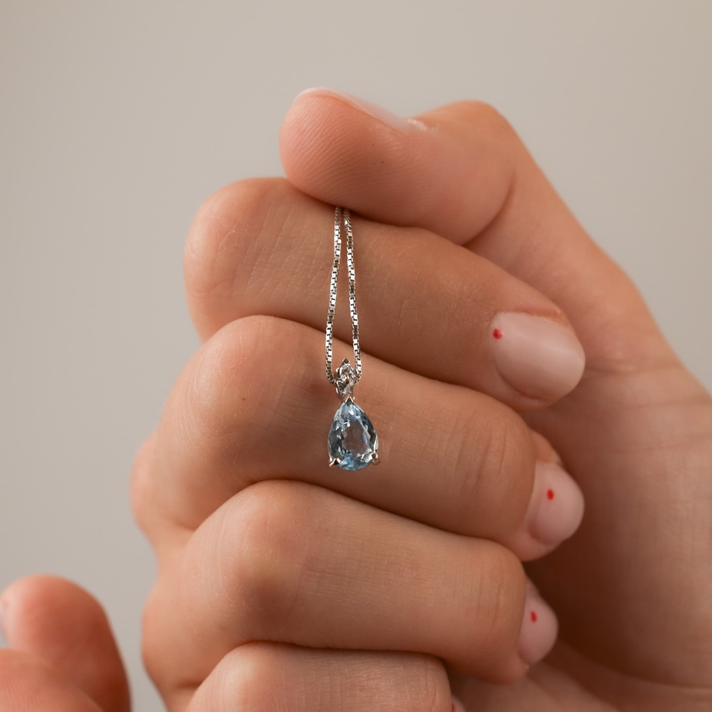 Girocollo con Acquamarina a goccia e brillante