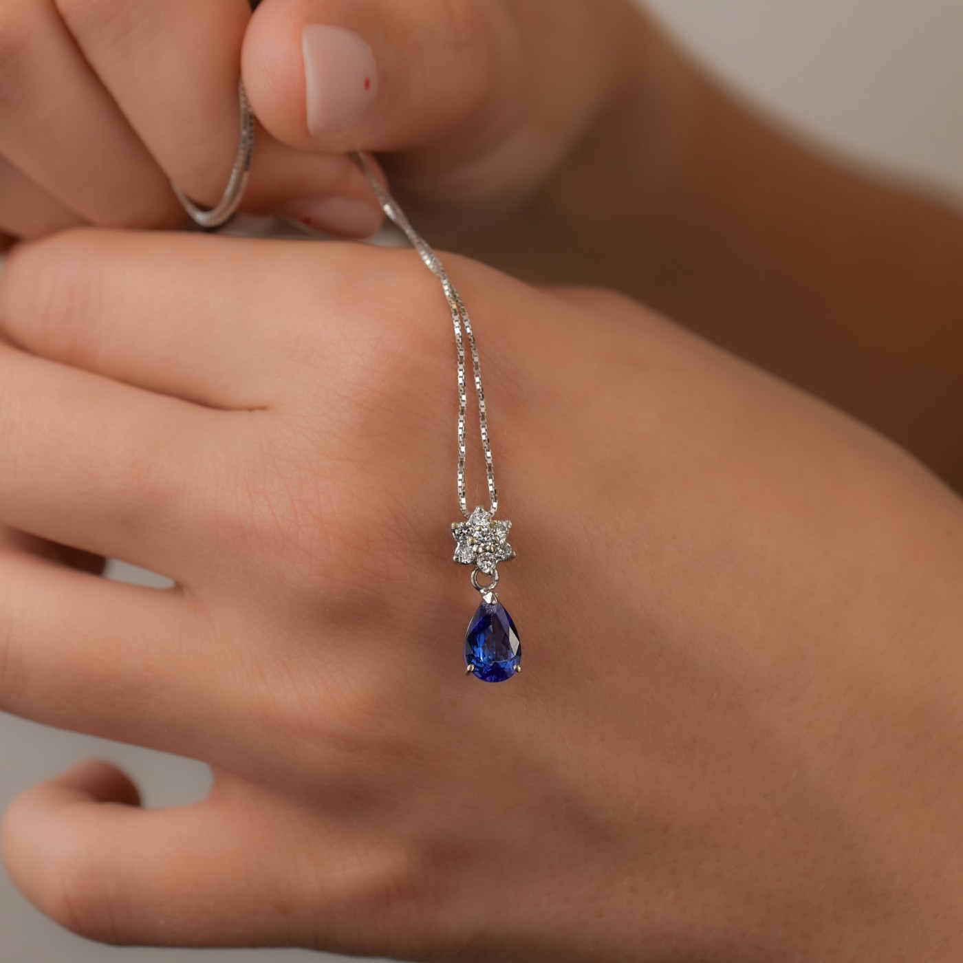Girocollo con tanzanite e brillanti 0,21 ct.
