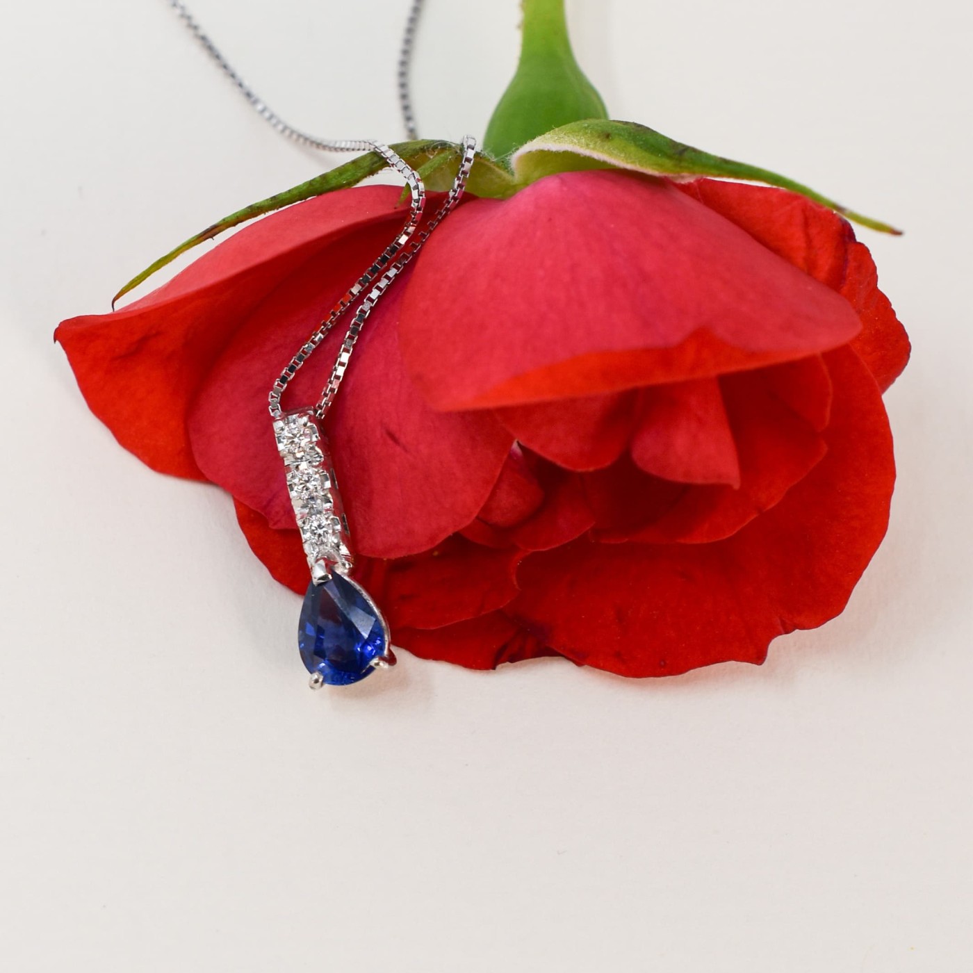 Girocollo con Zaffiro a goccia e brillanti 0,08 ct.