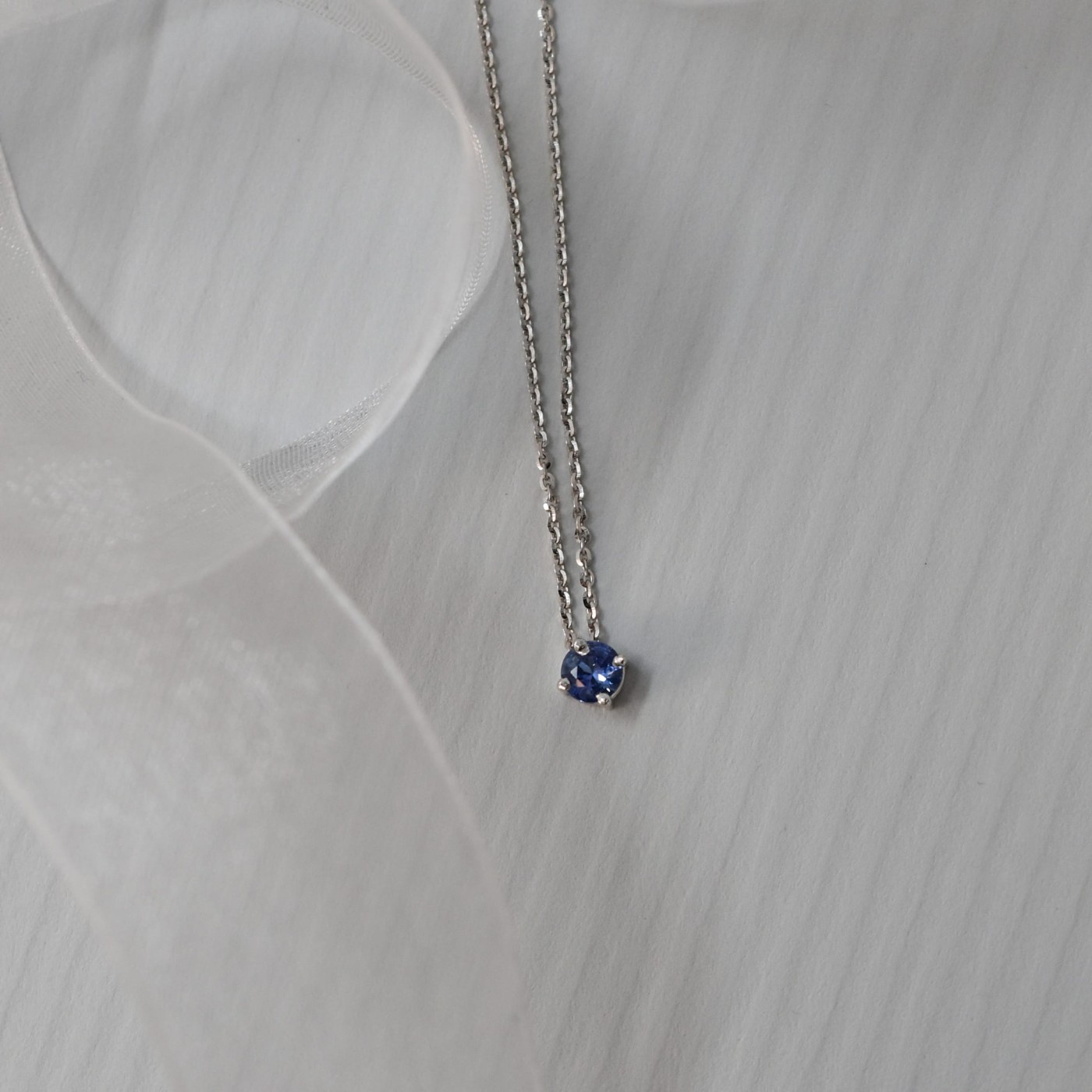 Girocollo con zaffiro blu