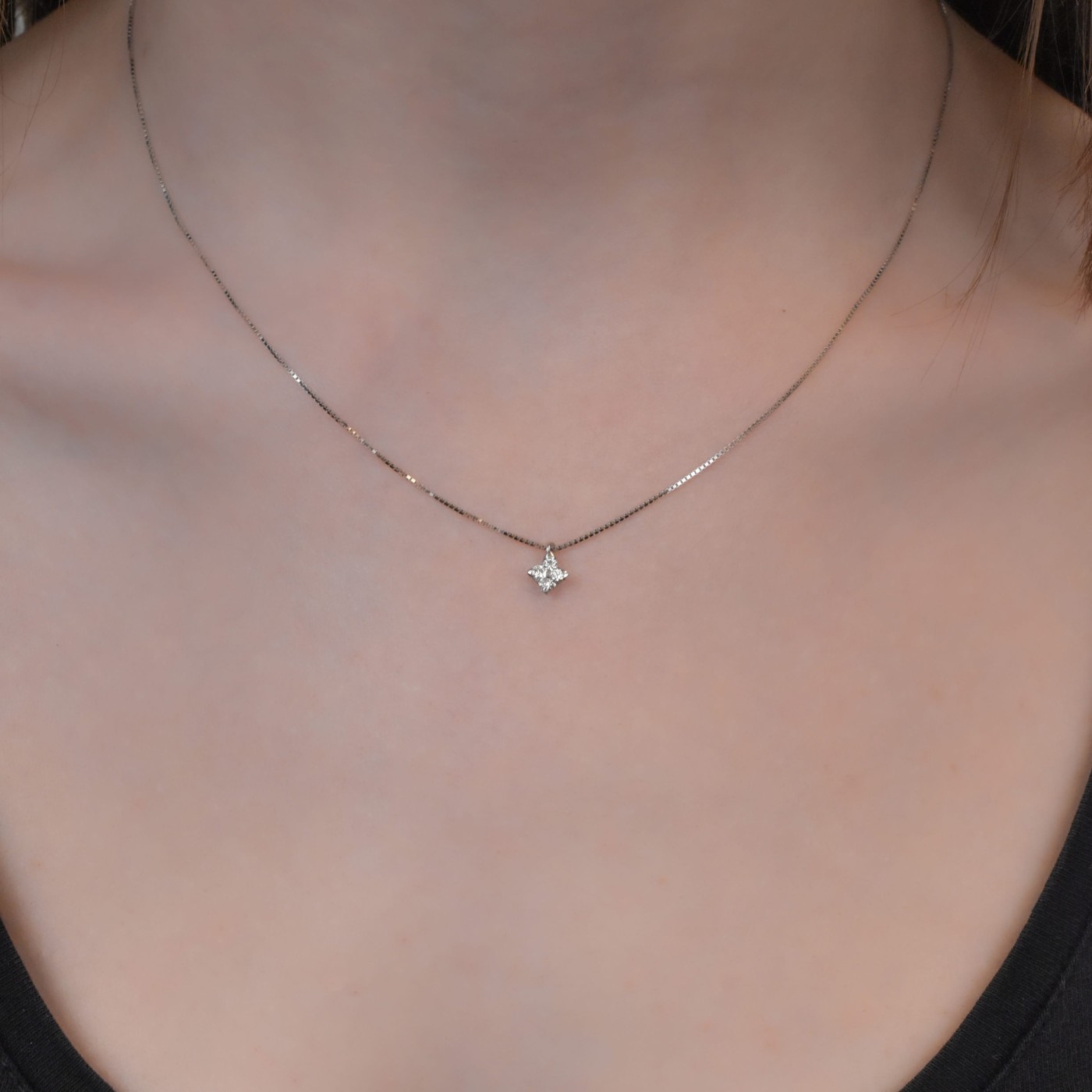 Girocollo in oro bianco con punto luce 0,11 ct.