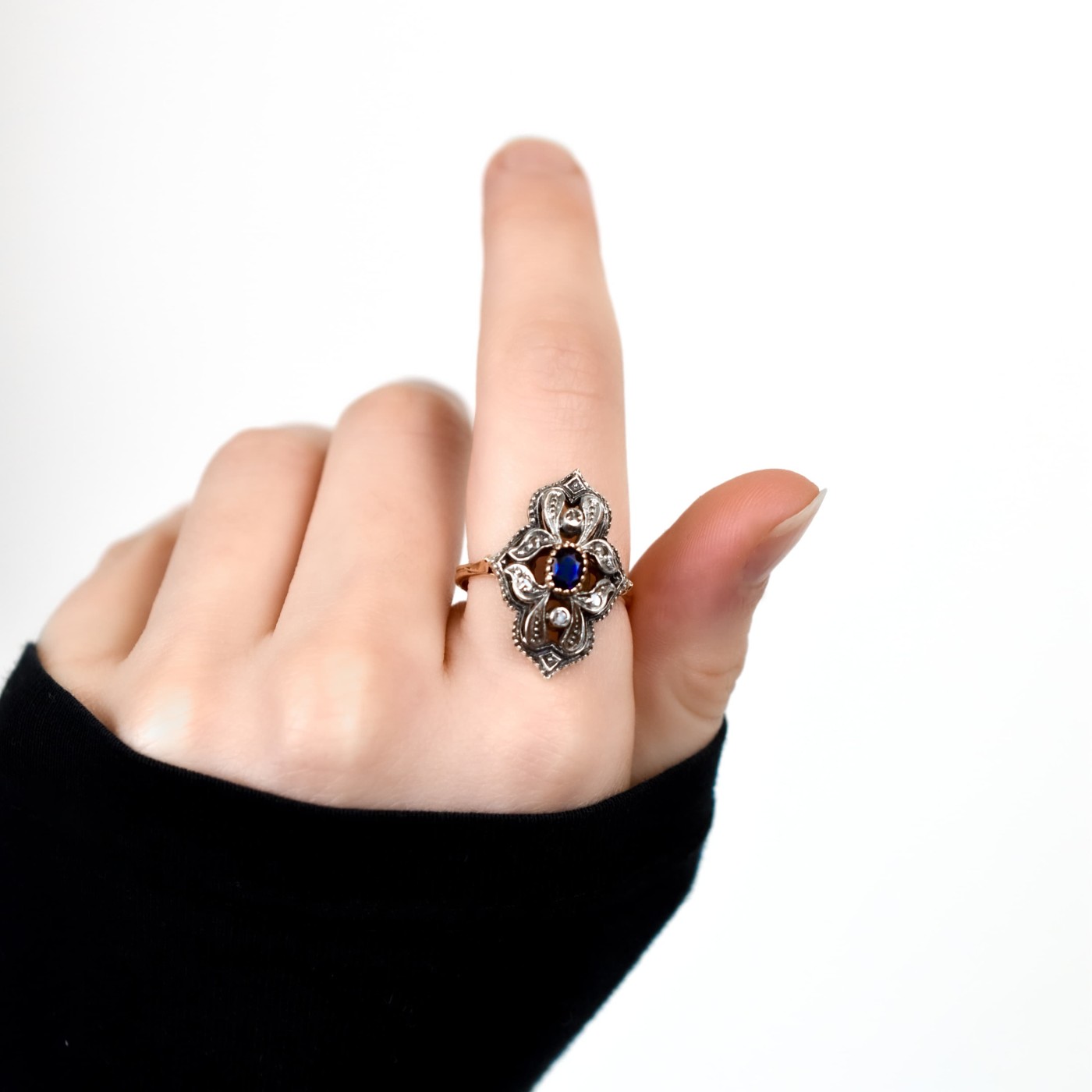 Anello stile antico con rose e Zaffiro