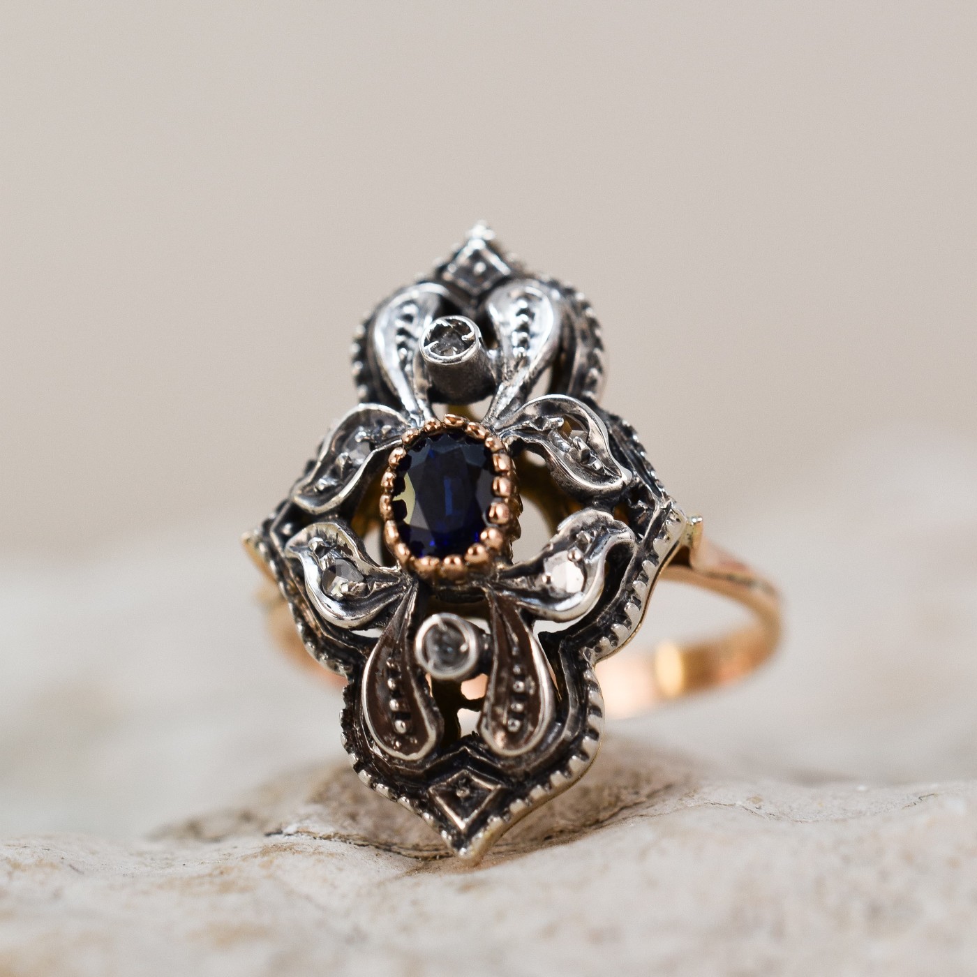 Anello stile antico con rose e Zaffiro