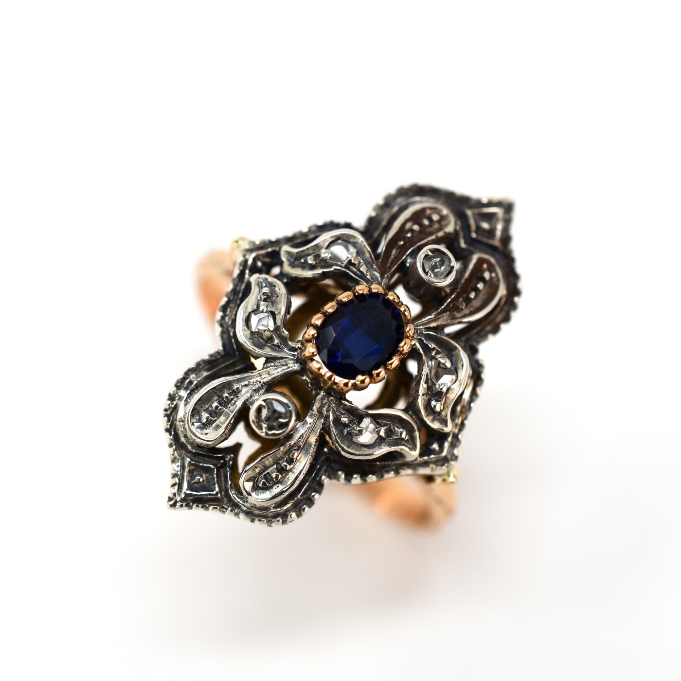 Anello stile antico con rose e Zaffiro